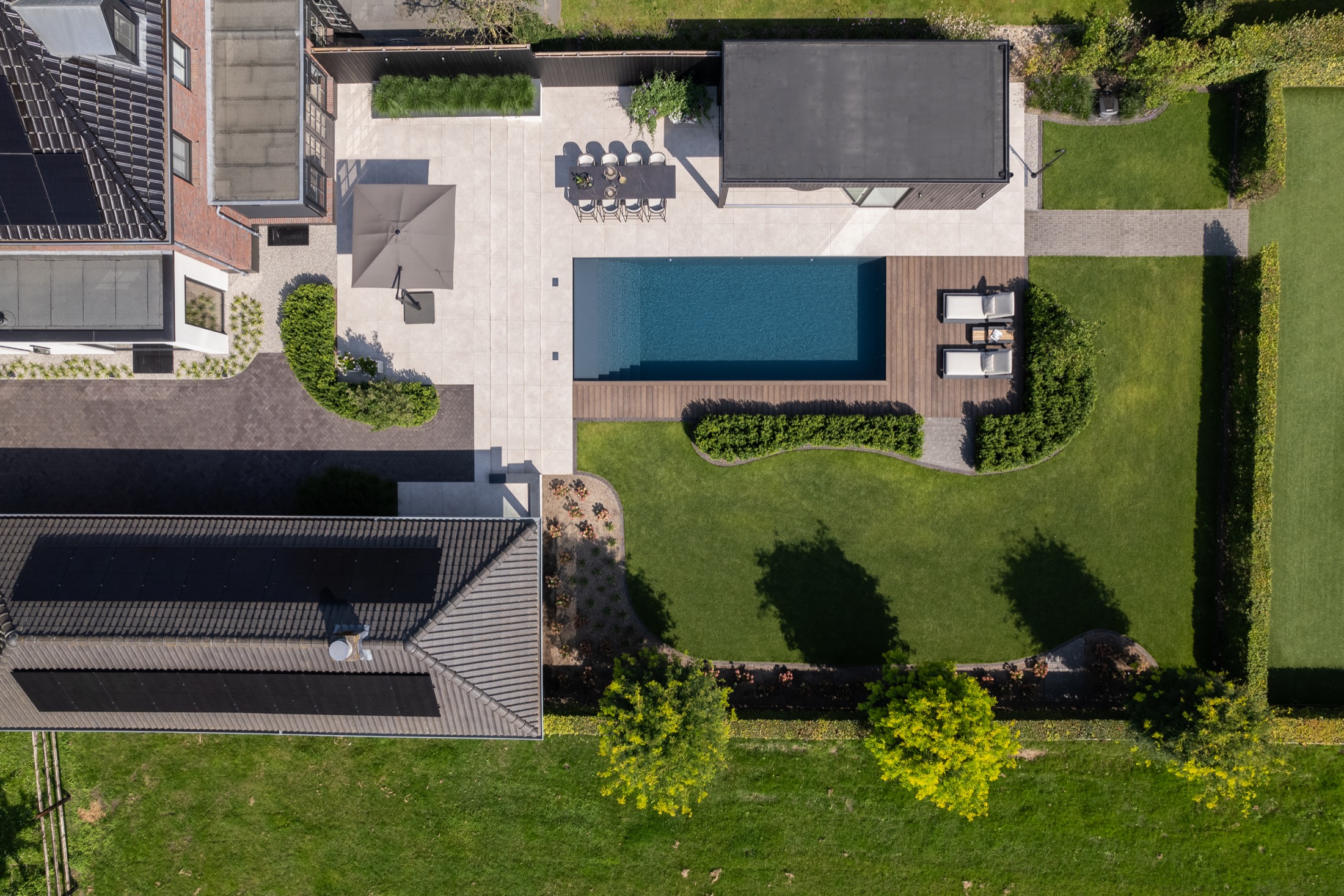 exclusieve tuin met poolhouse en zwembad