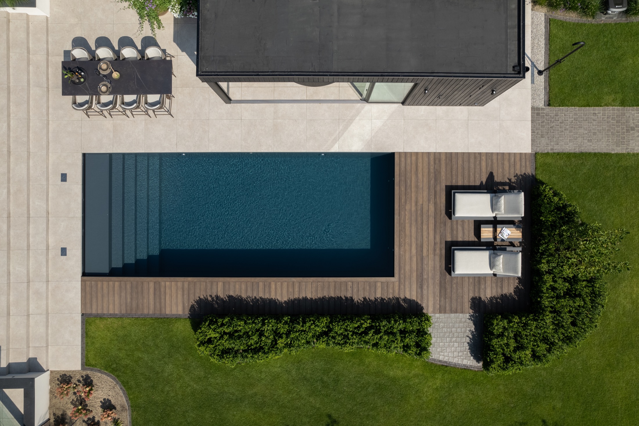 moderne tuin met inbouwzwembad en poolhouse
