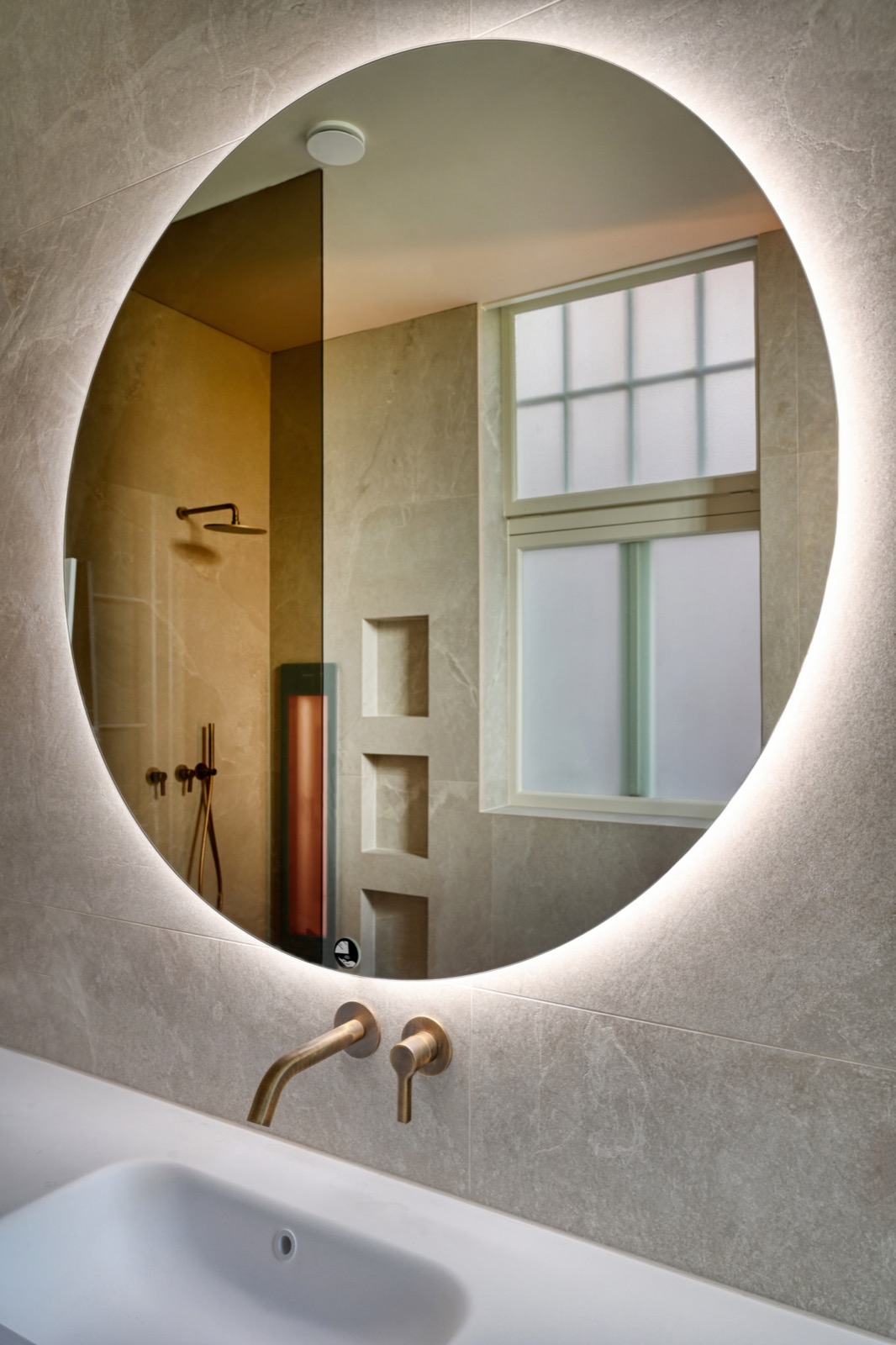 wand met spiegel
