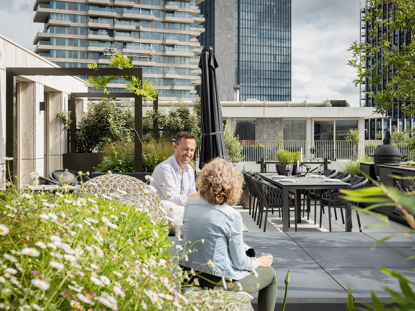 mensen op dakterras