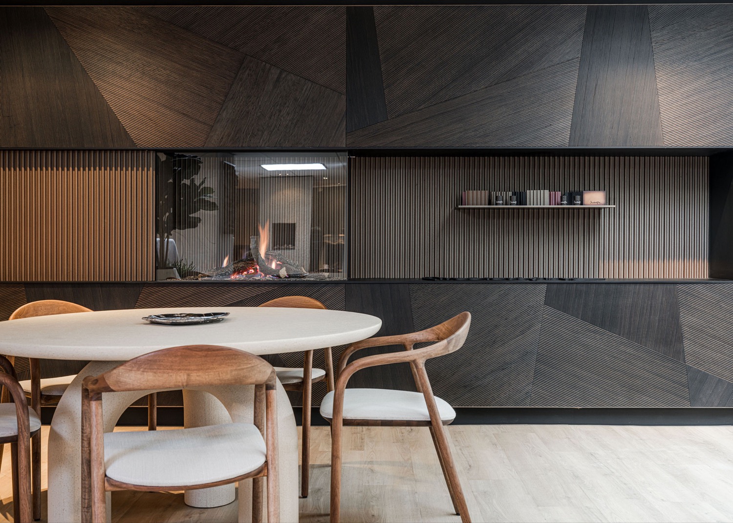 woonkamer met haard