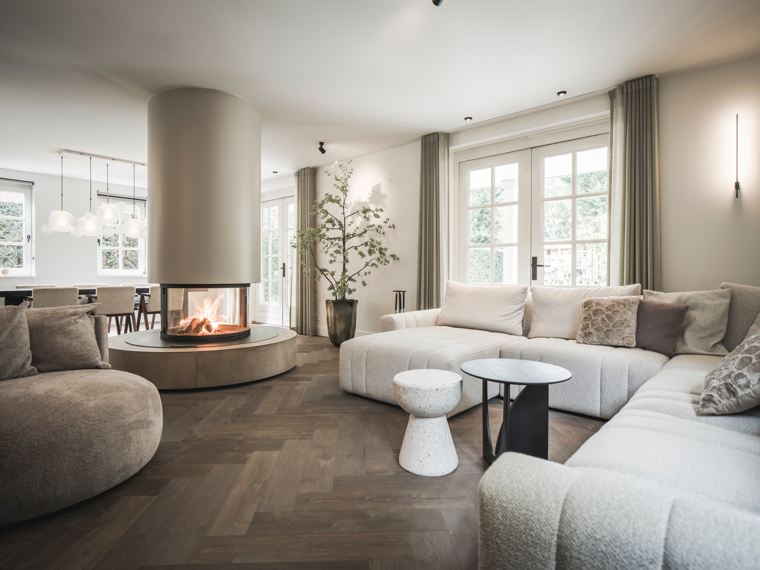 luxe woonkamer met haard