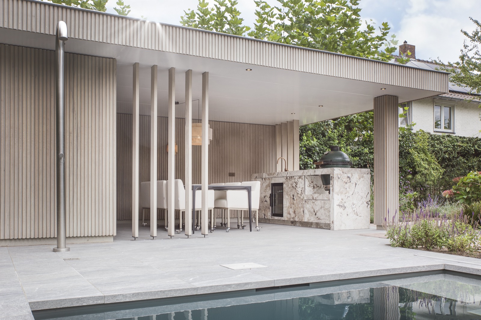 luxe tuin met buitenkeuken