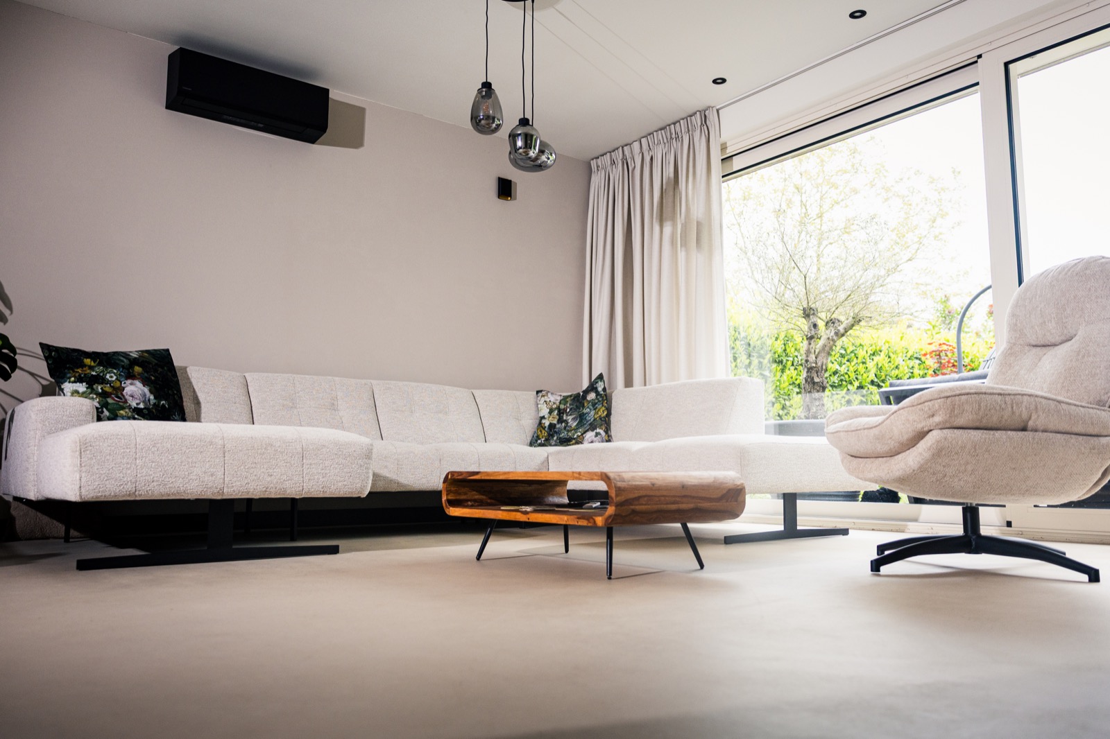 woonkamer met microcement vloer