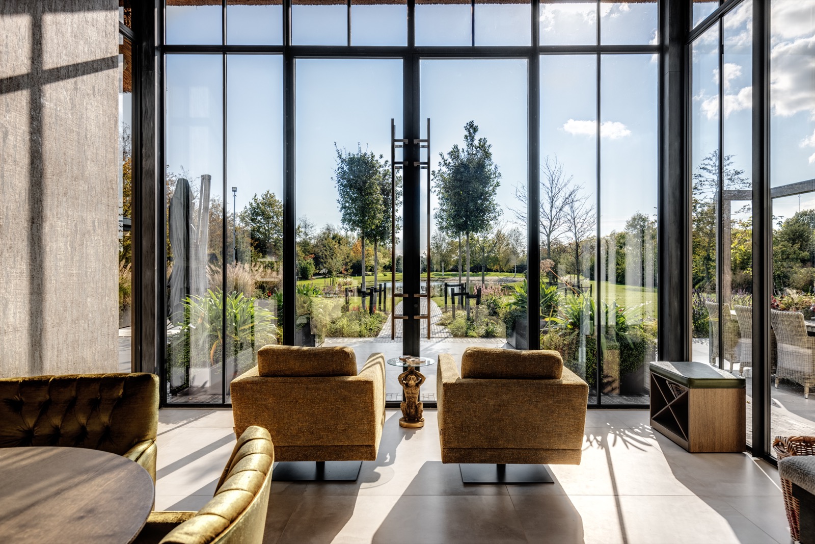 woonkamer met luxe stalen deuren