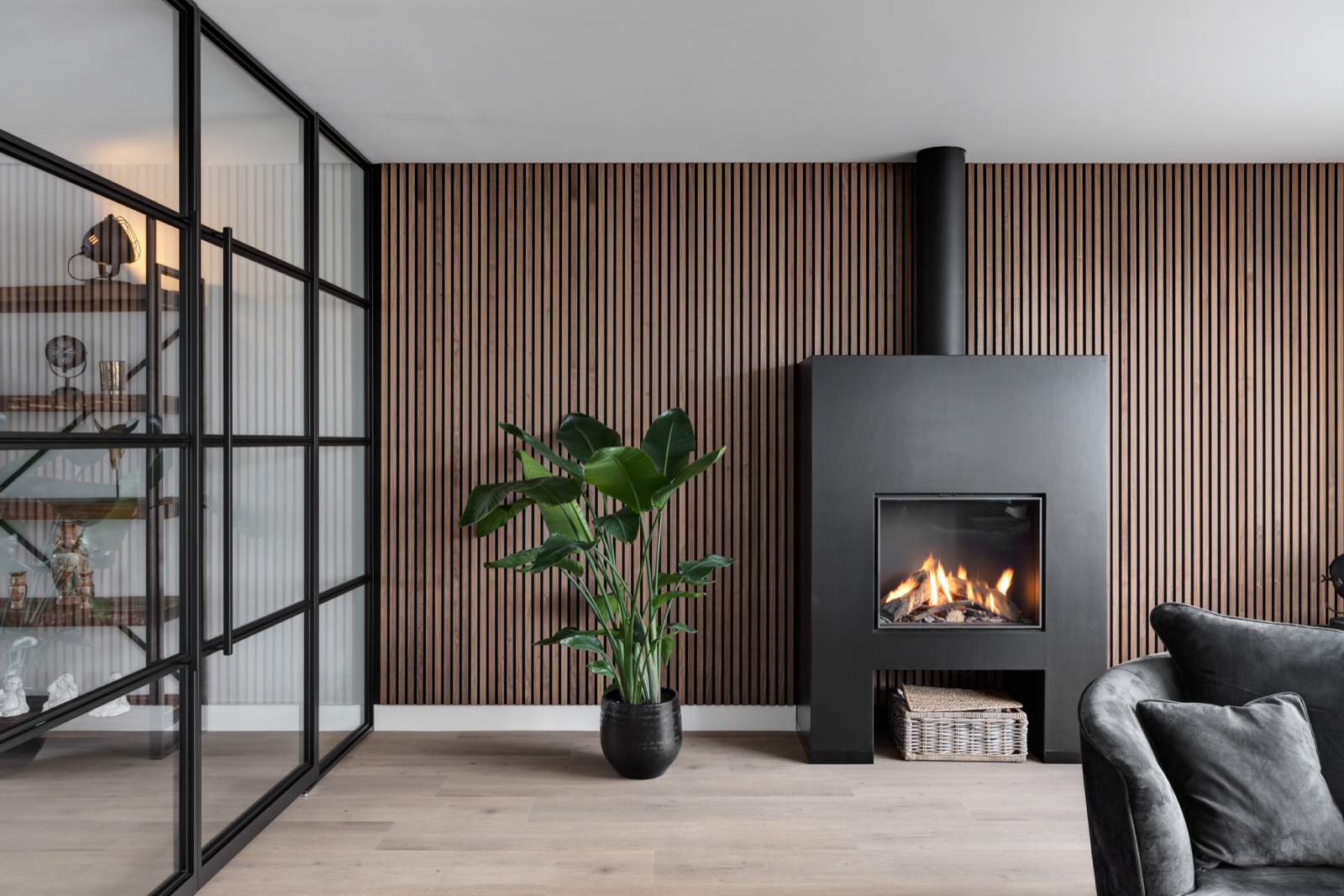 woonkamer met haard en stalen deuren