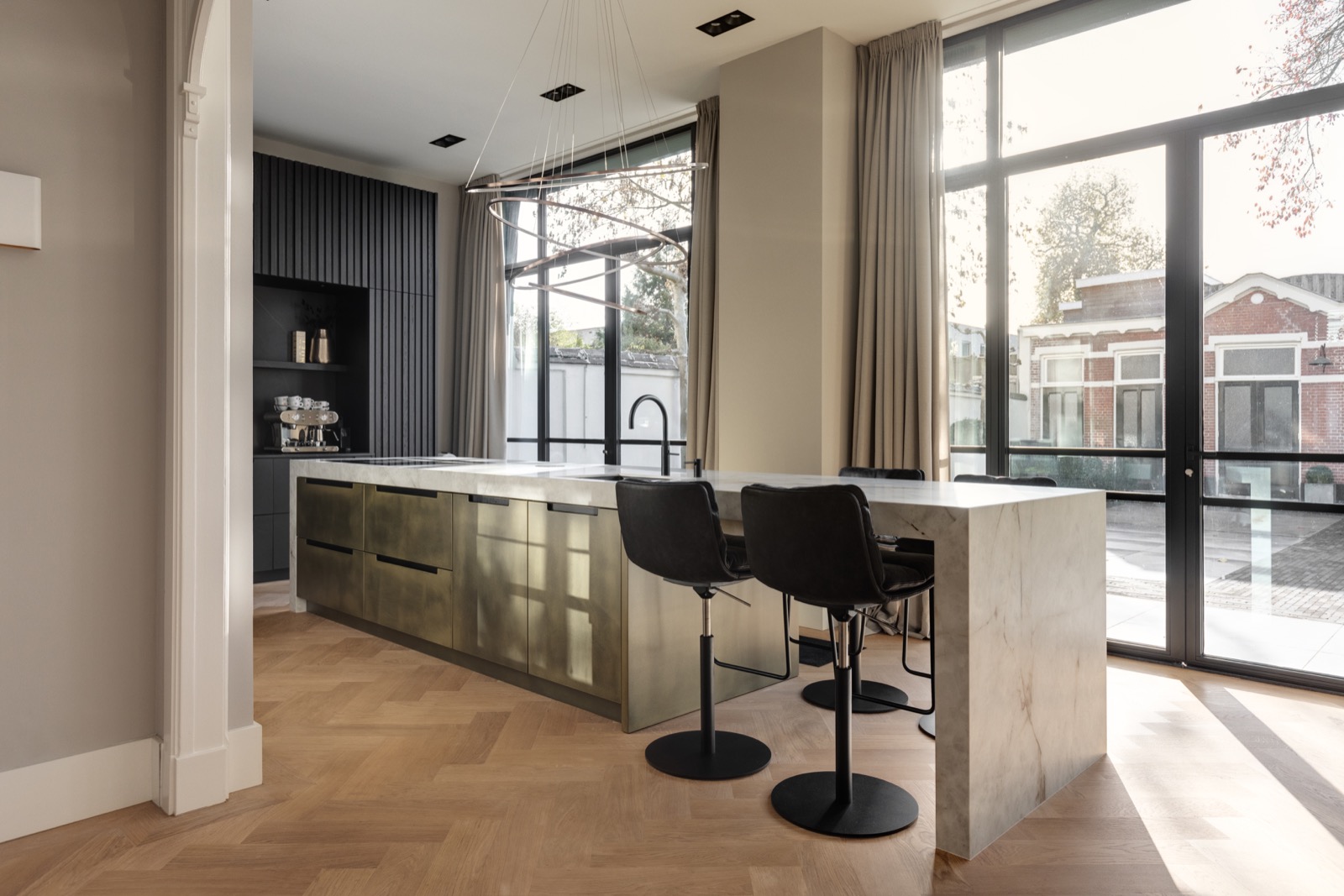 luxe keuken met stalen puien