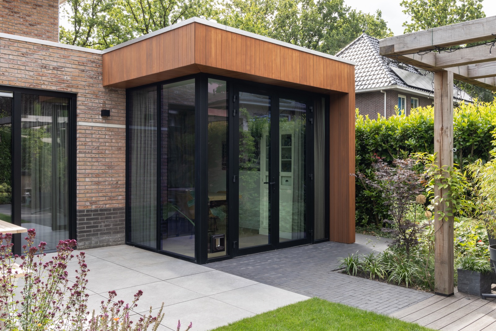 aanbouw met design pui