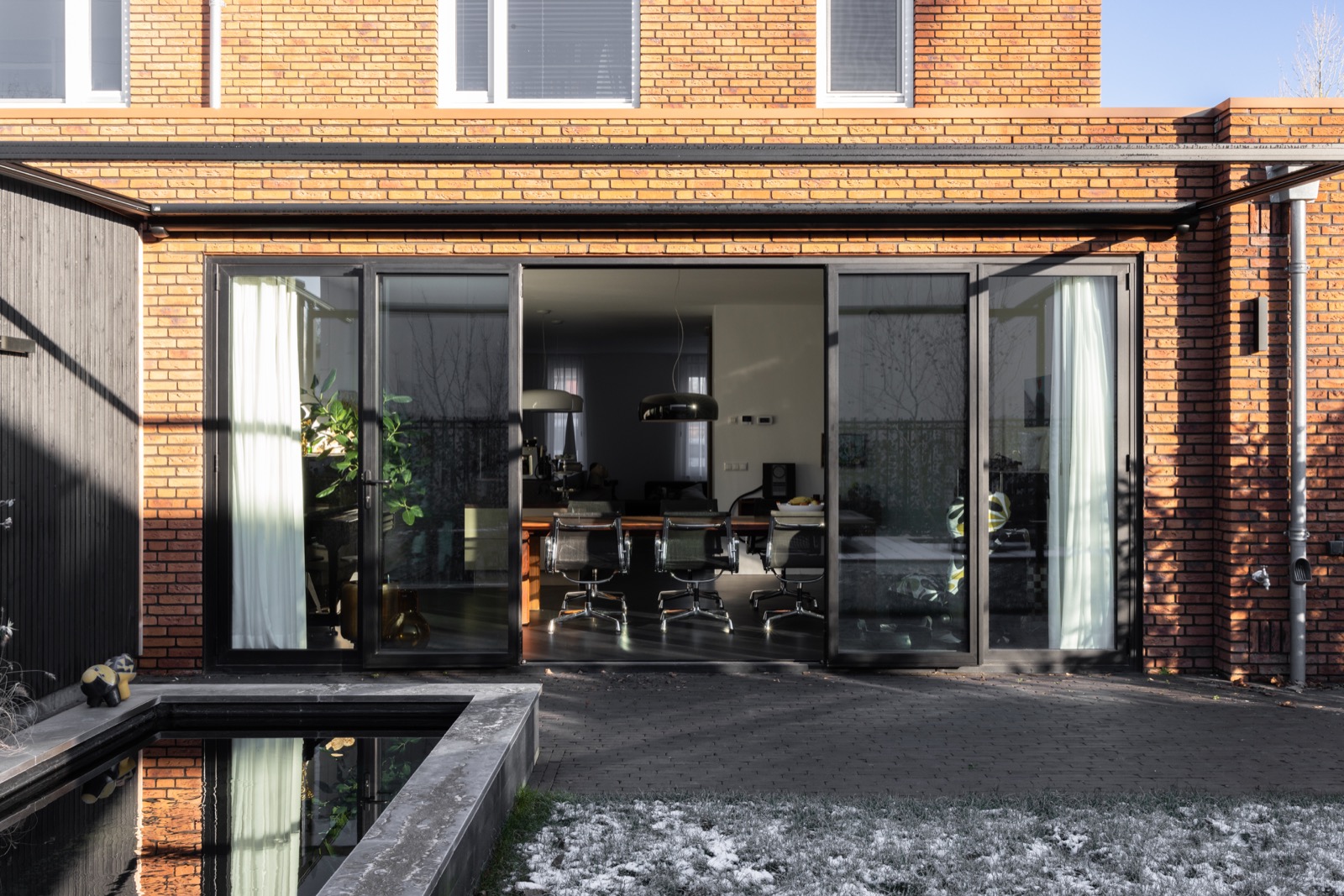 woning met dubbele stalen buitendeuren