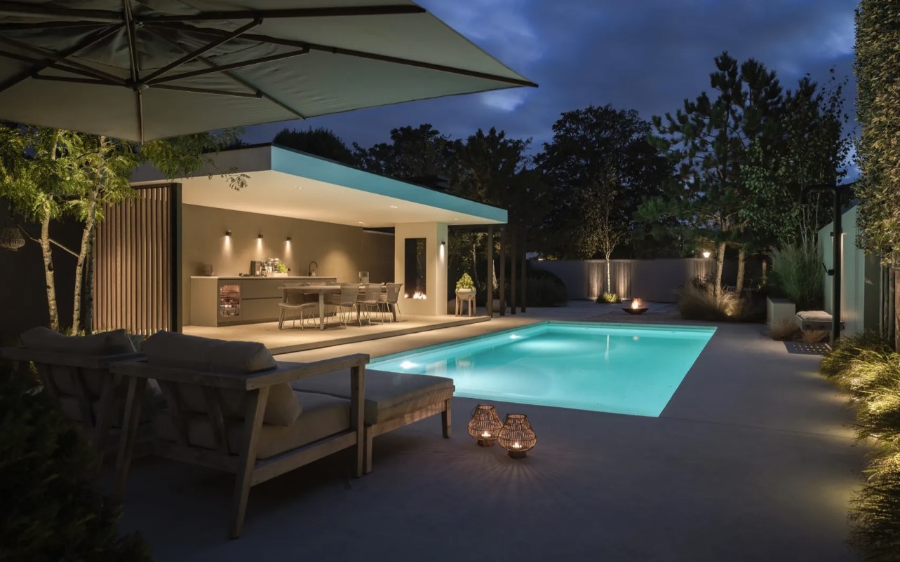 luxe tuin met zwembad