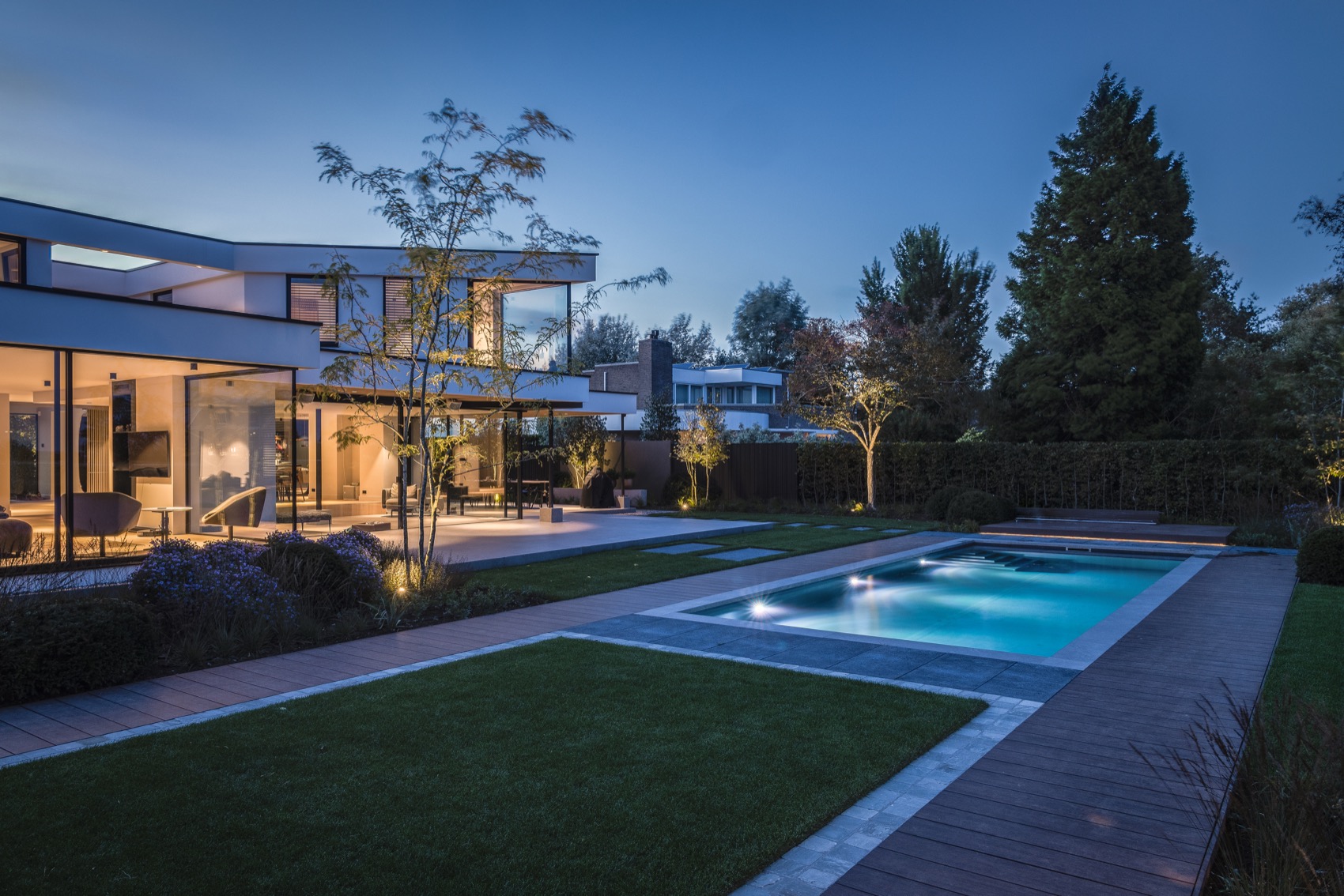 tuin met luxe zwembad