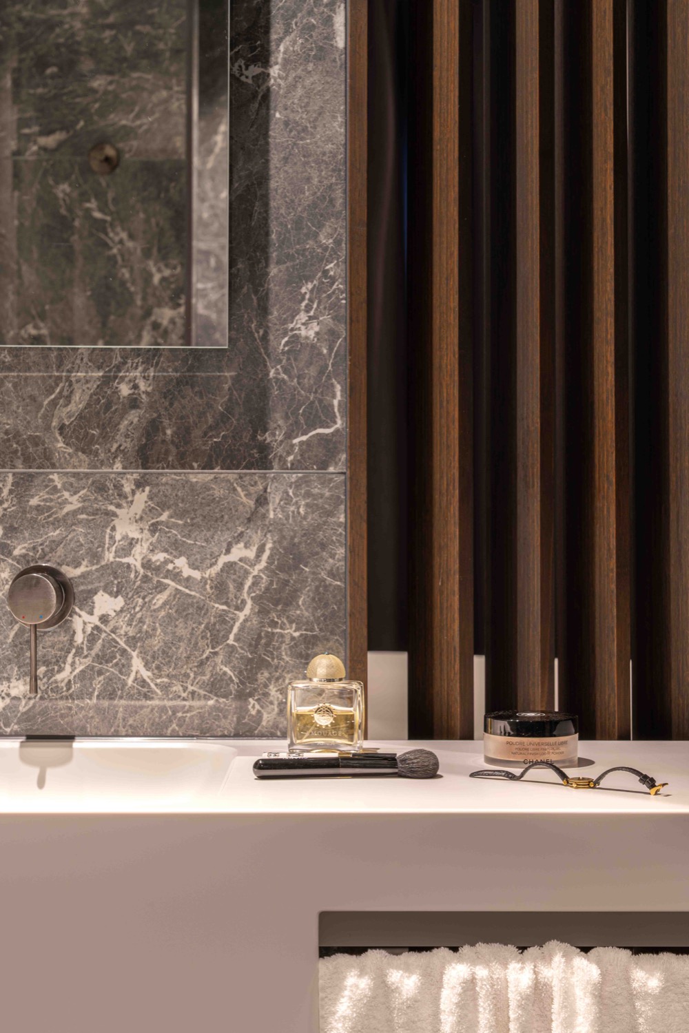 luxe badkamer met natuursteen