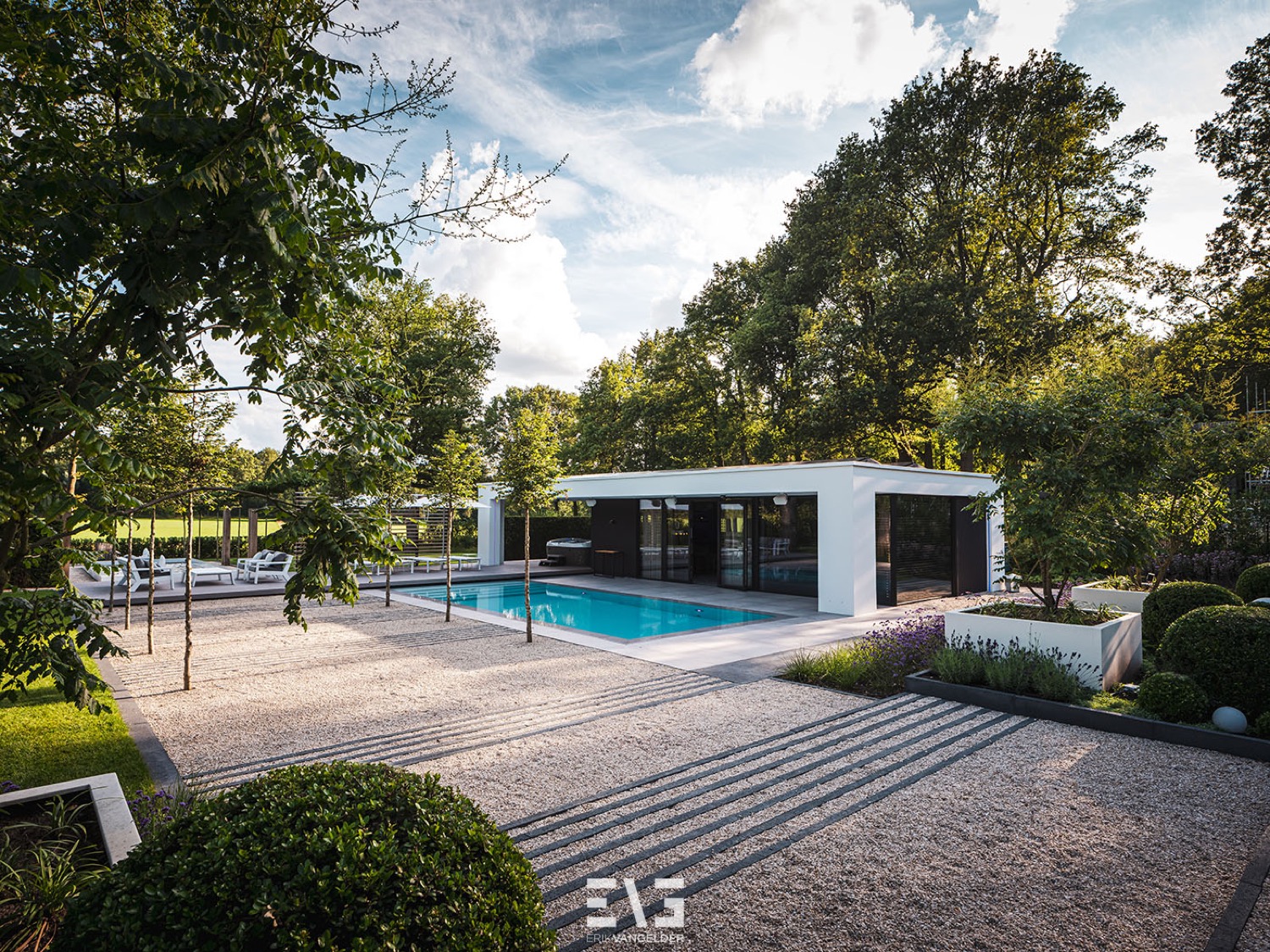 luxe villatuin met zwembad