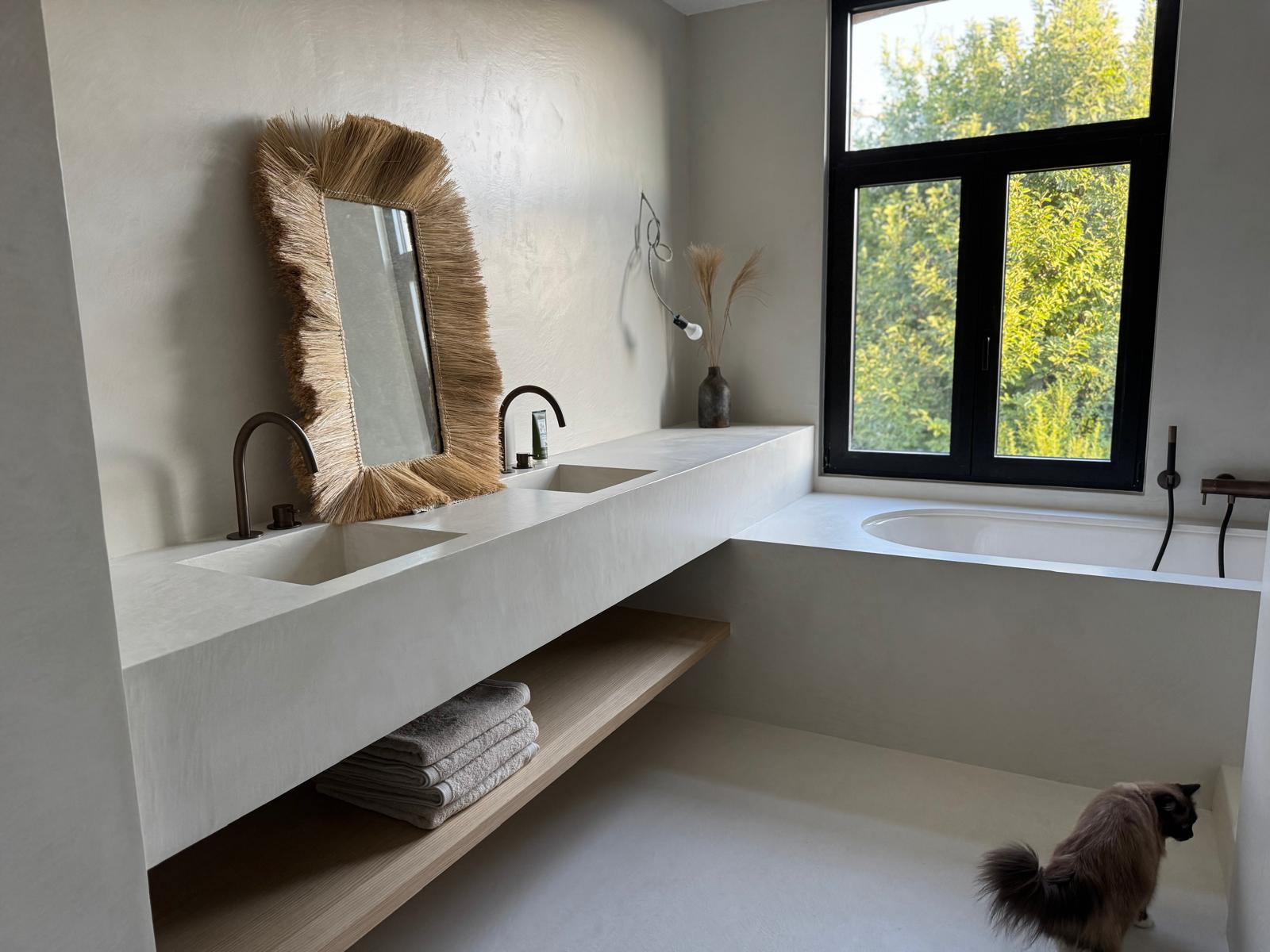 wastafel met spiegel