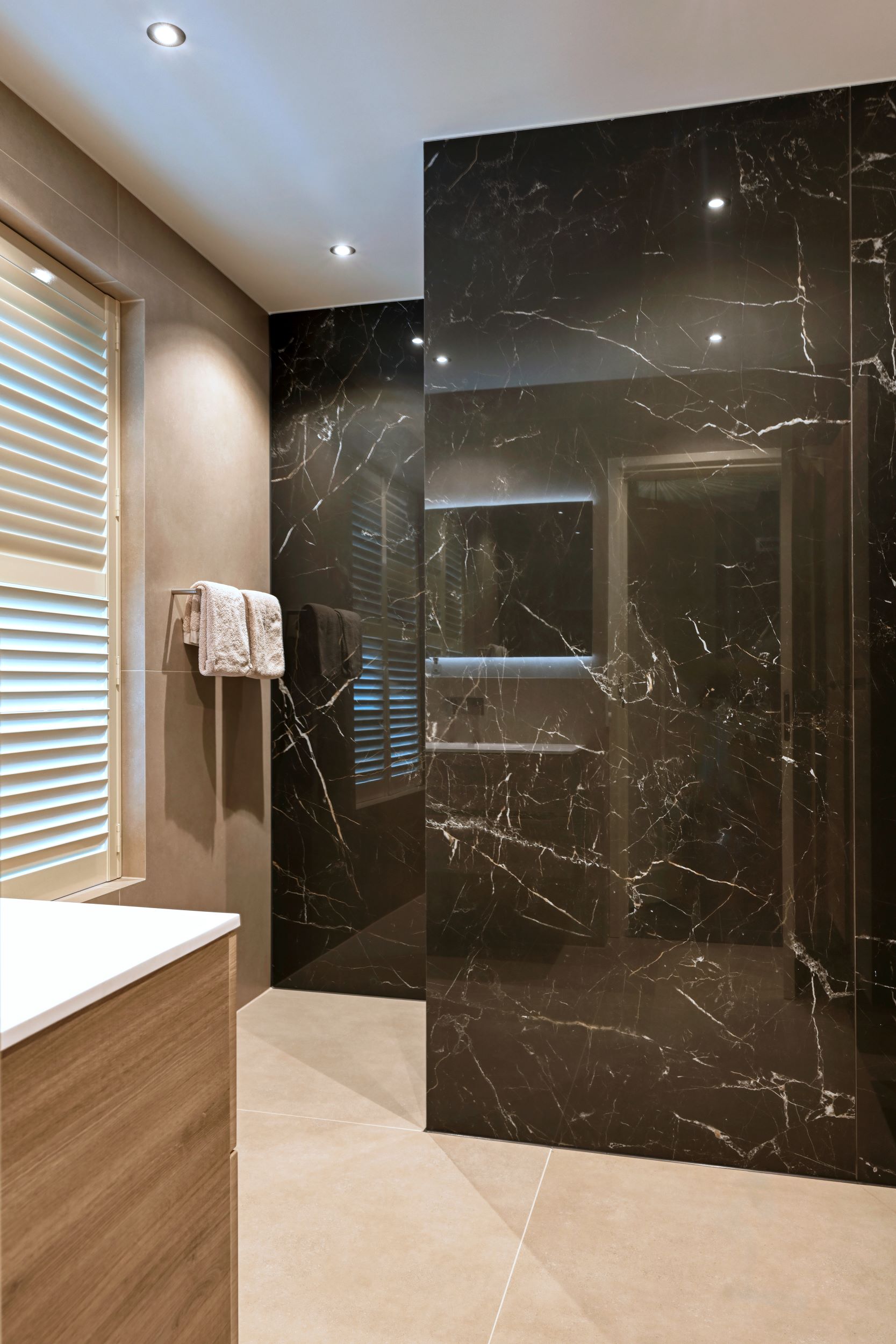 Badkamer met luxe wandafwerking