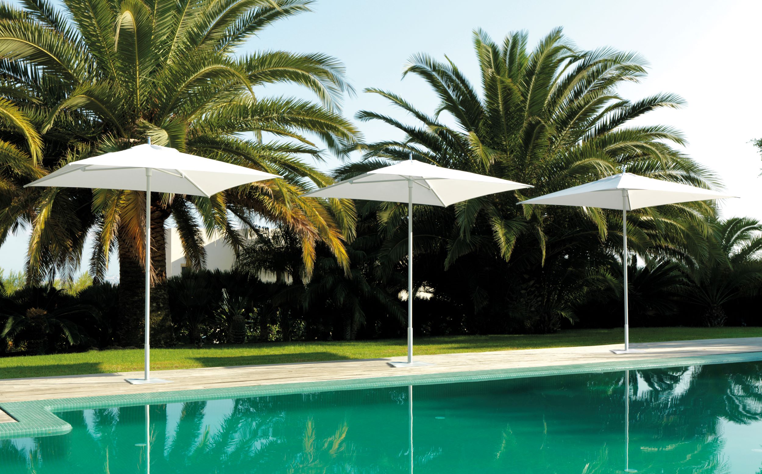 parasols bij zwembad