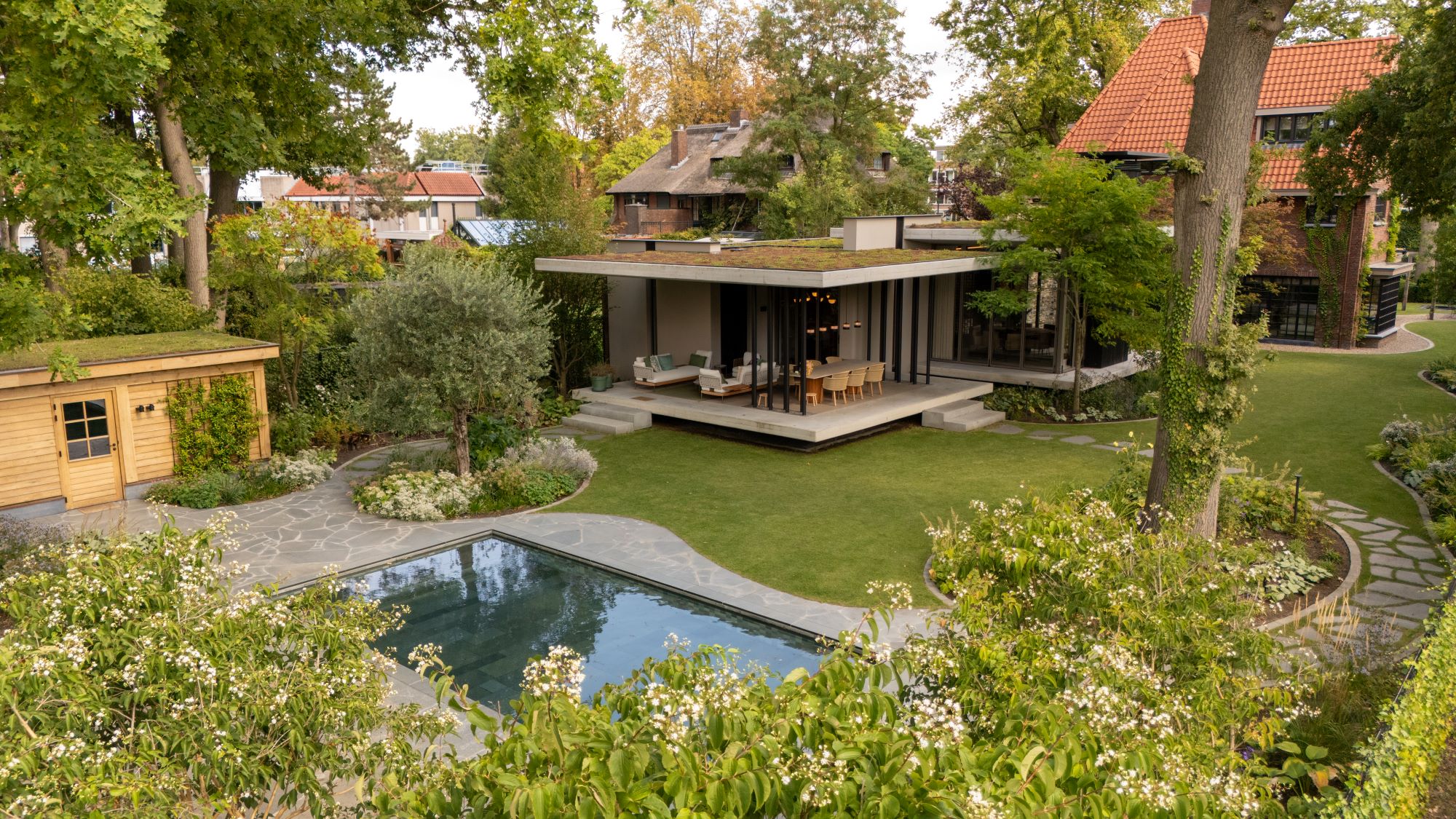 Moderne tuin met zwembad