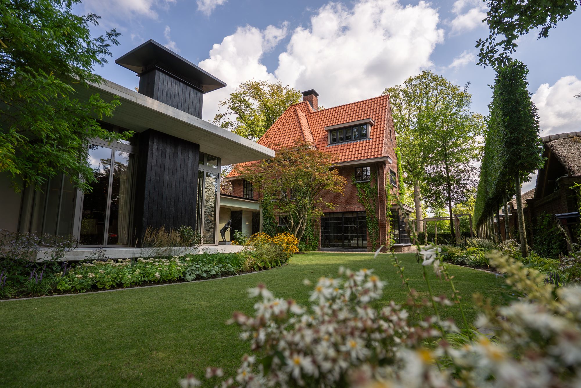 luxe tuin met bloemen