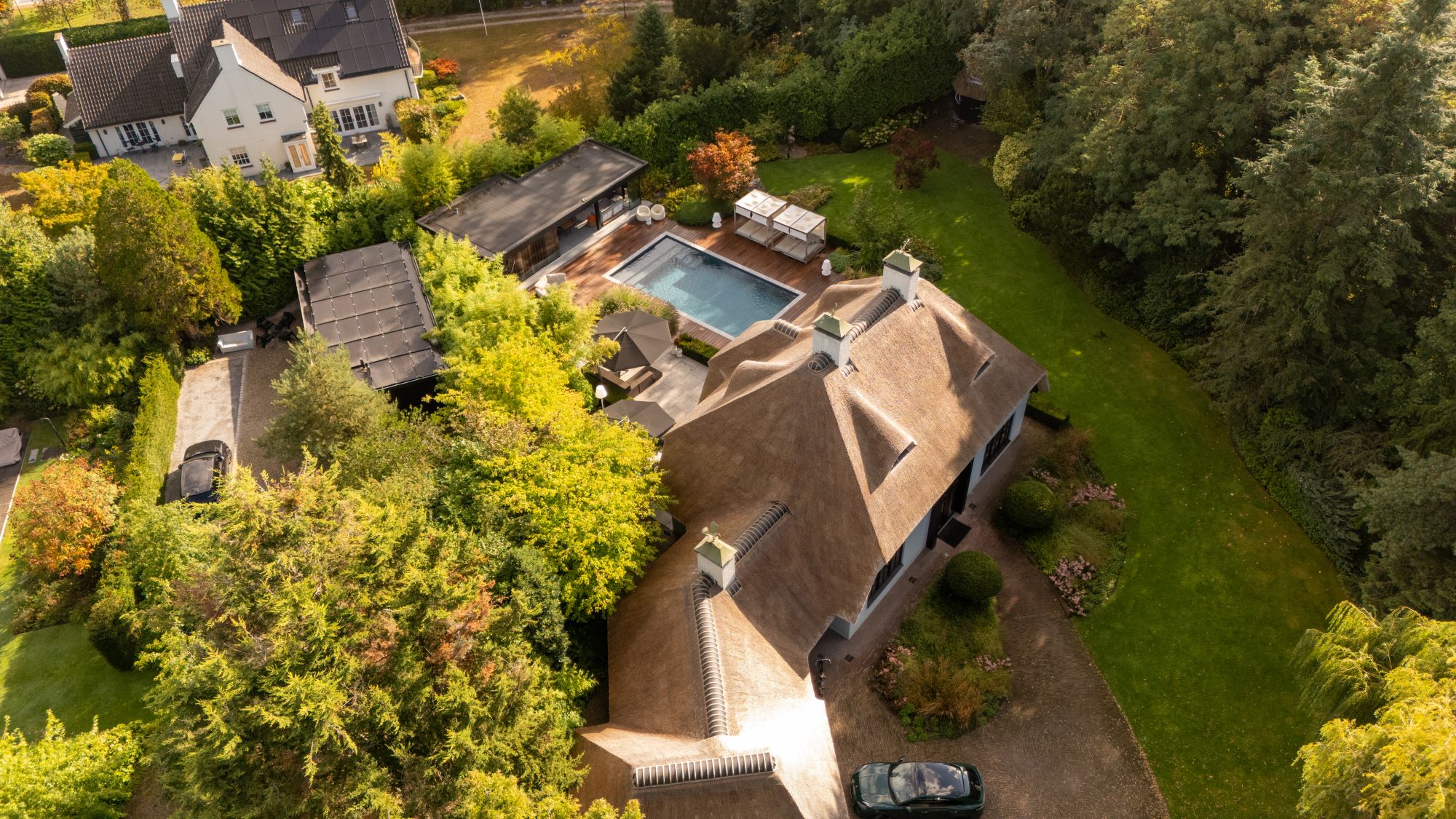 luxe villatuin met bomen