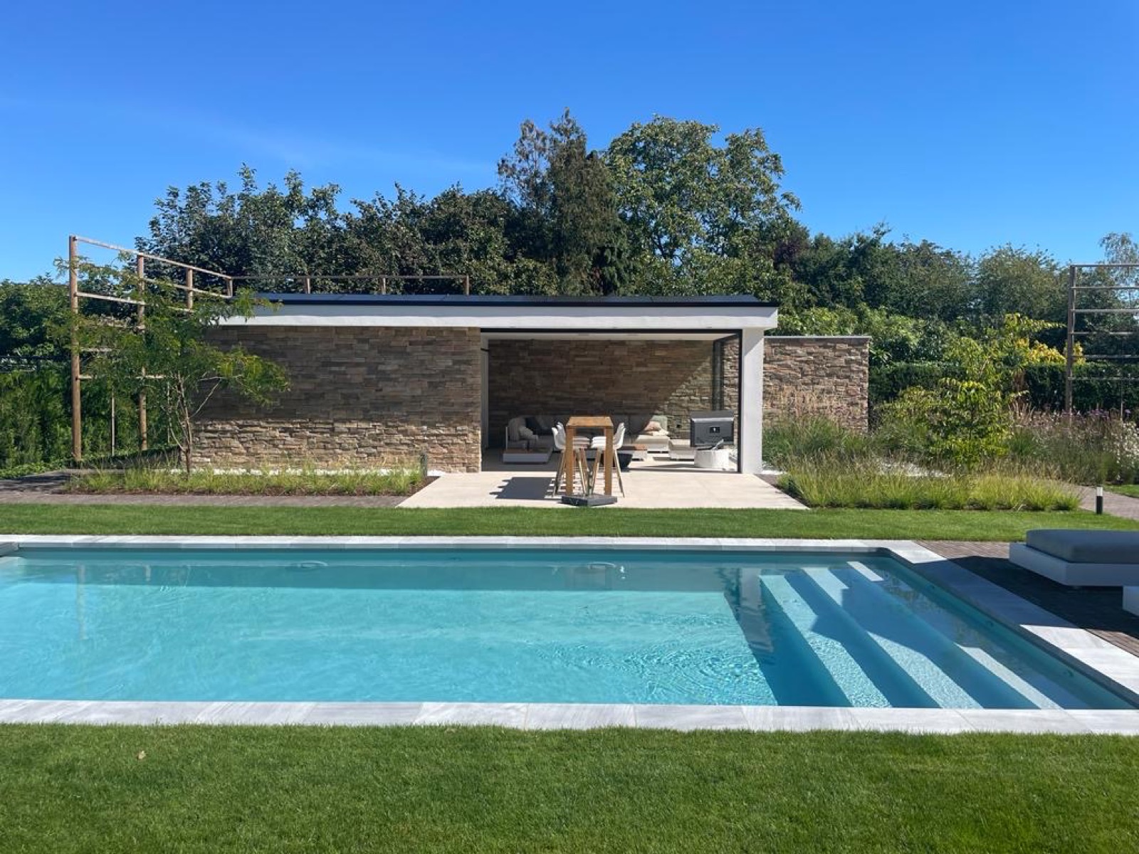 tuin met poolhouse en zwembad