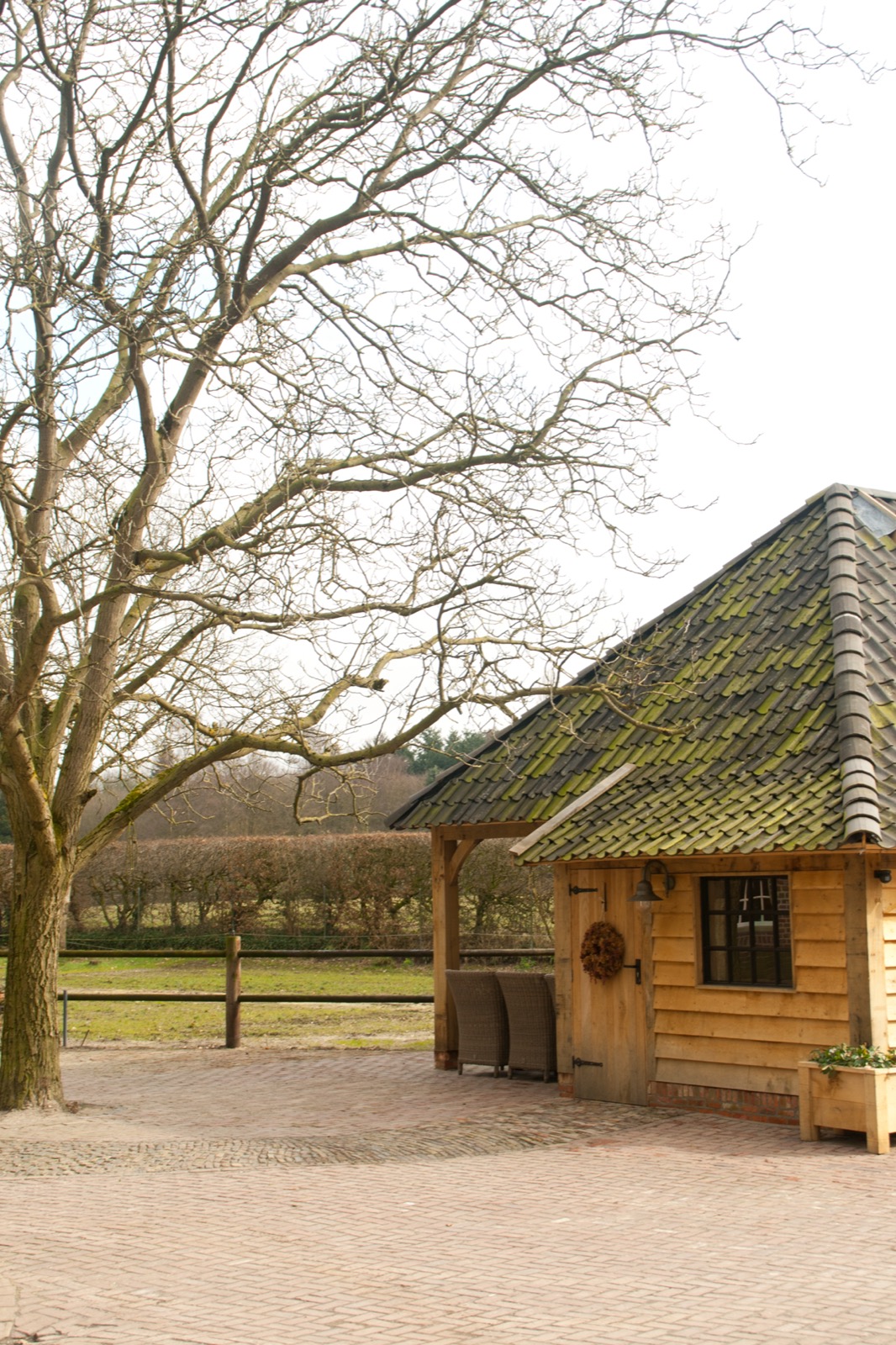 exclusief bijgebouw met carport