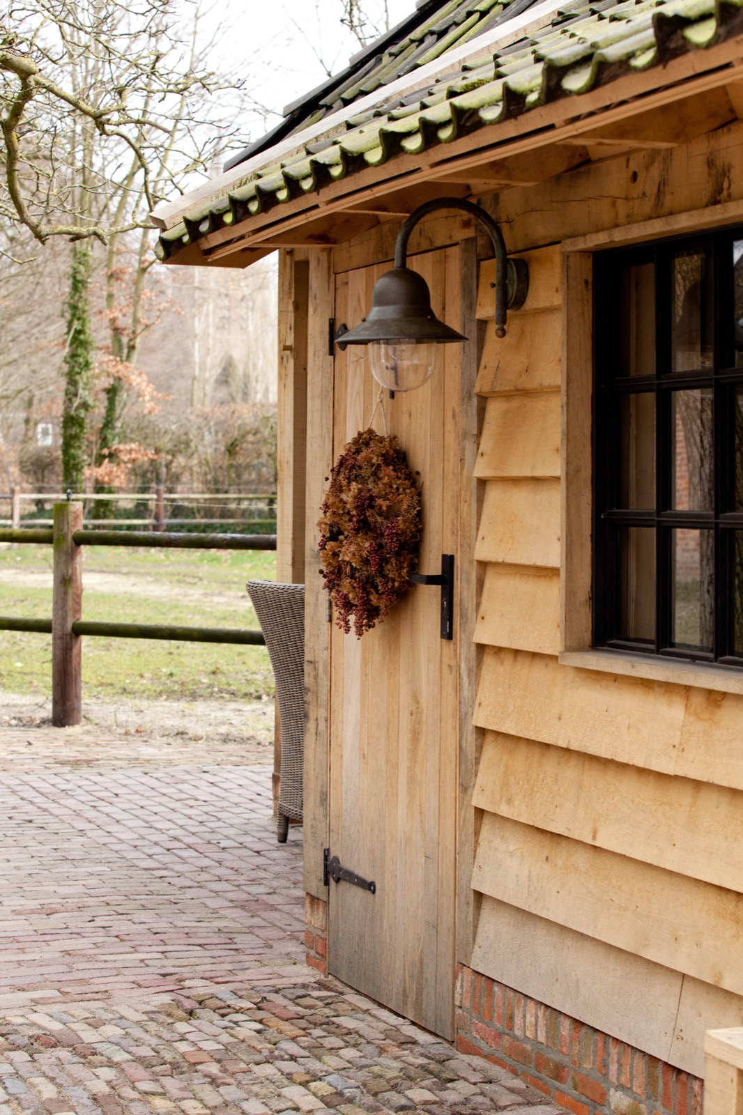 exclusief bijgebouw met carport