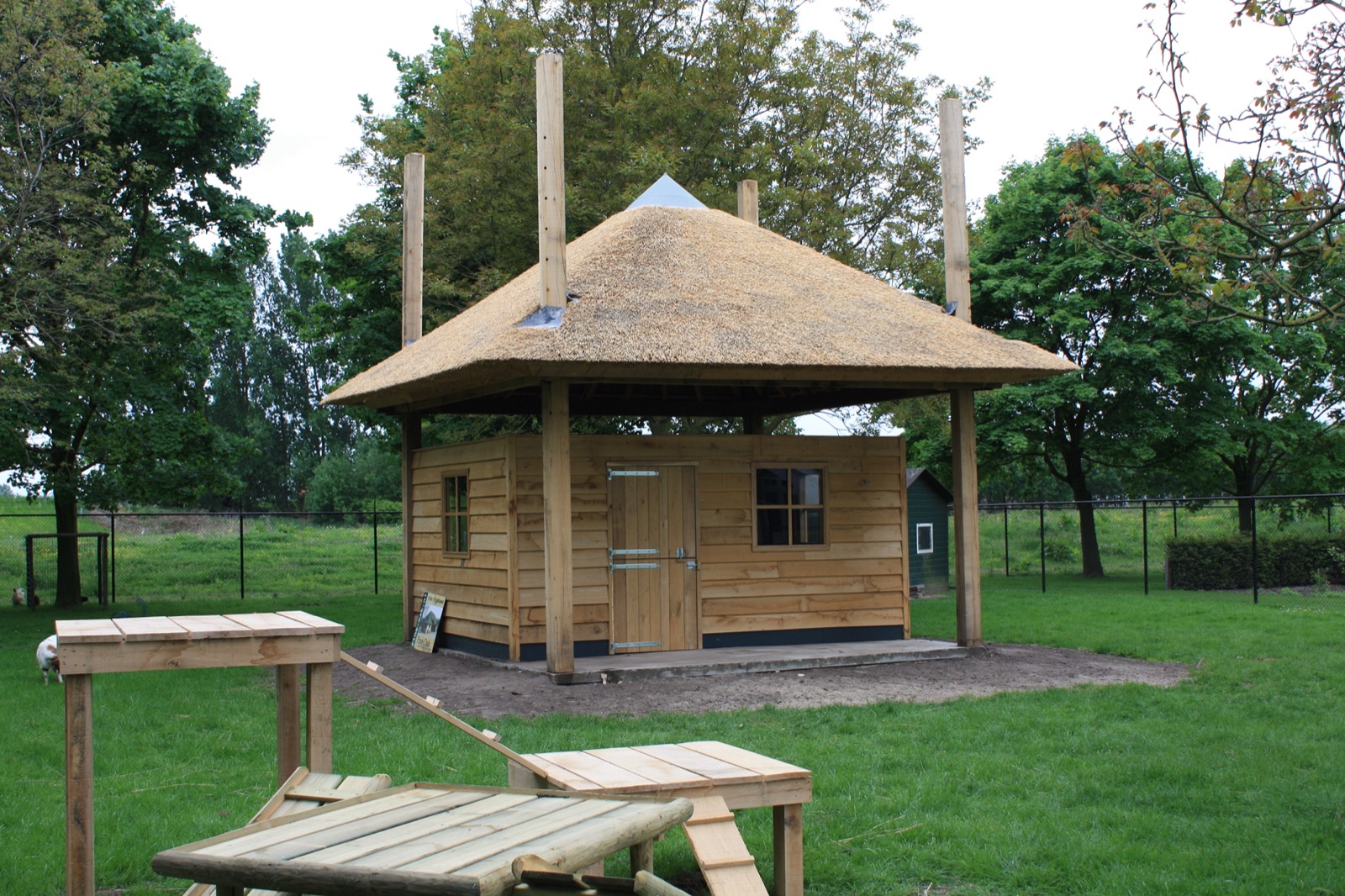 houten bijgebouw in dierenverblijf