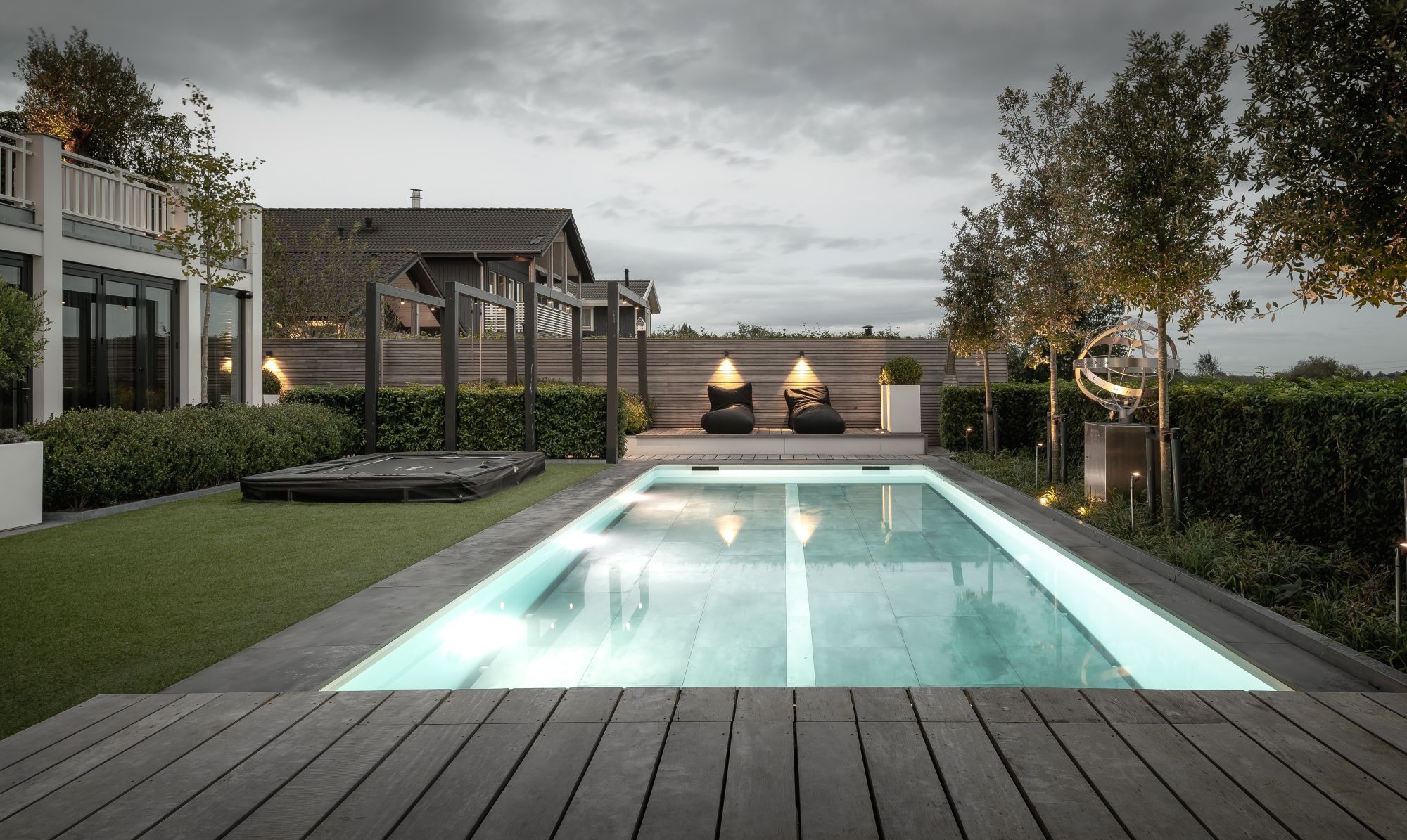 groene wellnesstuin met zwembad