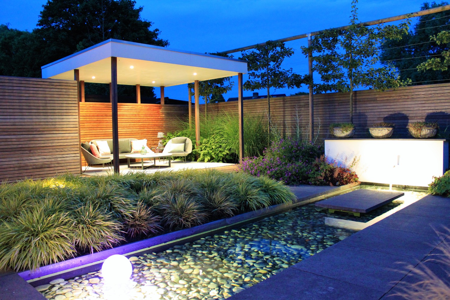 luxe tuin met overkapping