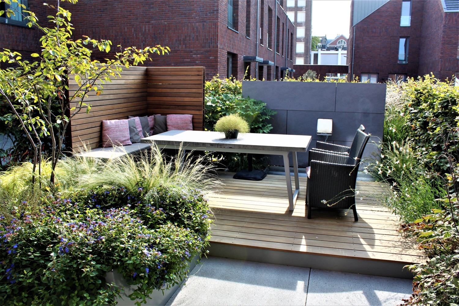 terras met tuinmeubels