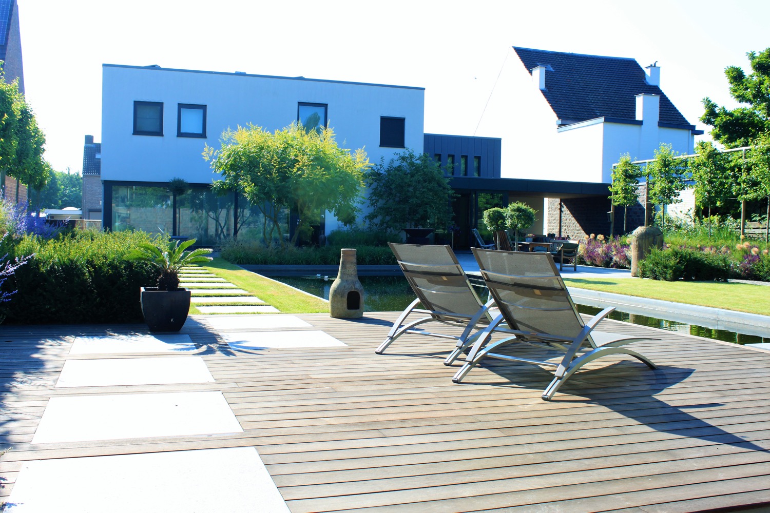 vijvertuin met houten terras