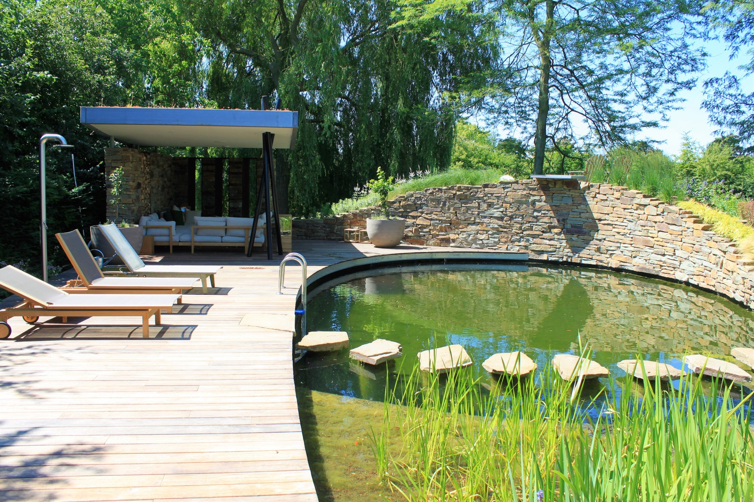 zwemvijver met ligstoelen