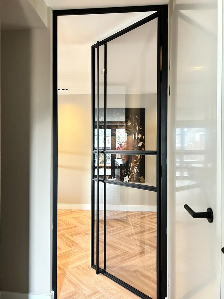 stalen deur met glas