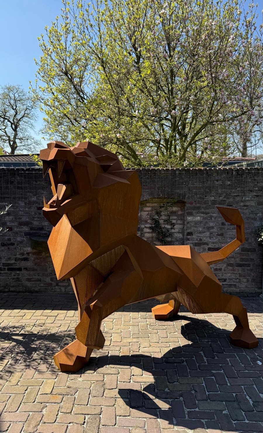 design beeld in tuin
