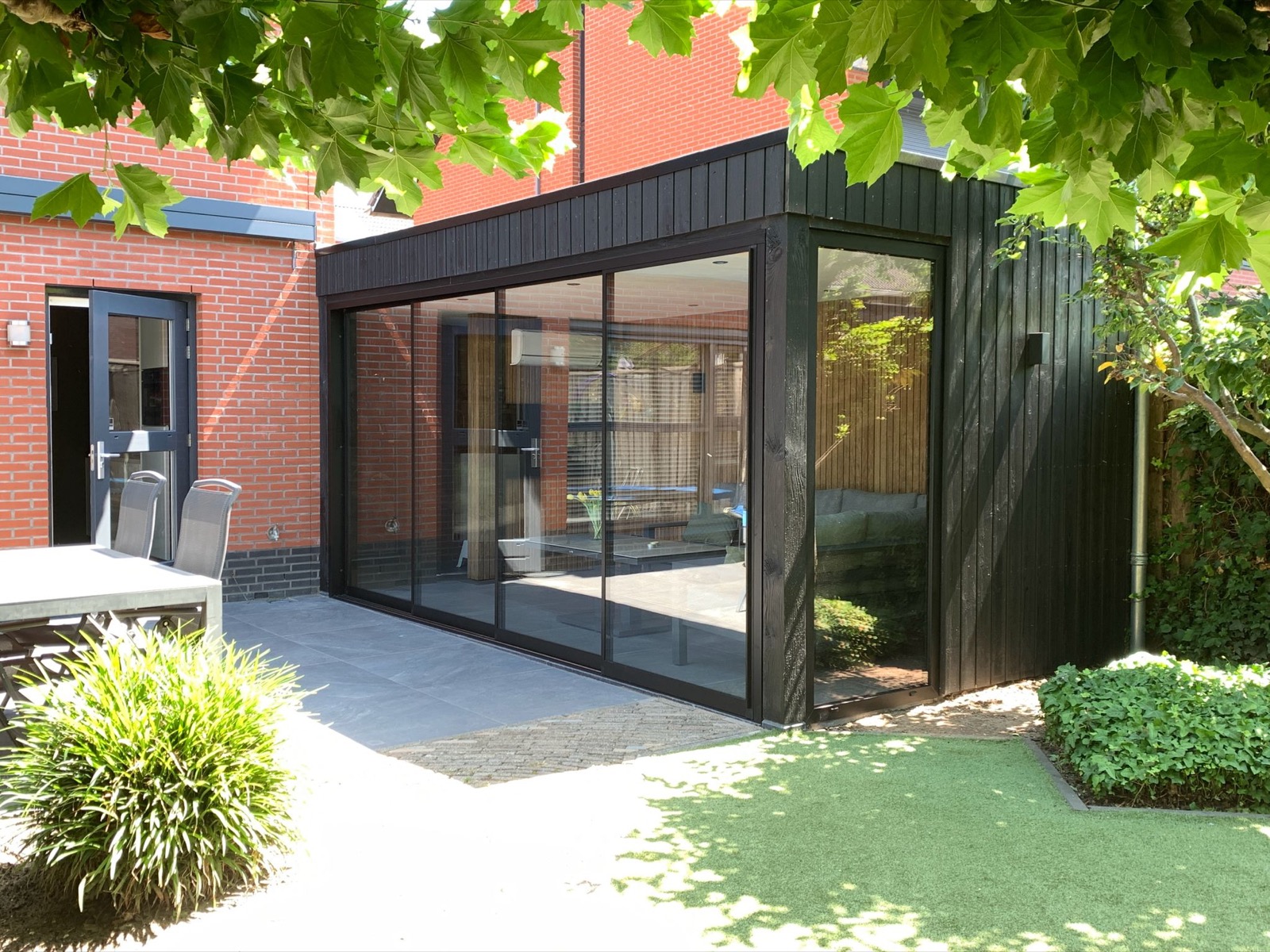 tuinkamer met glazen schuifwanden