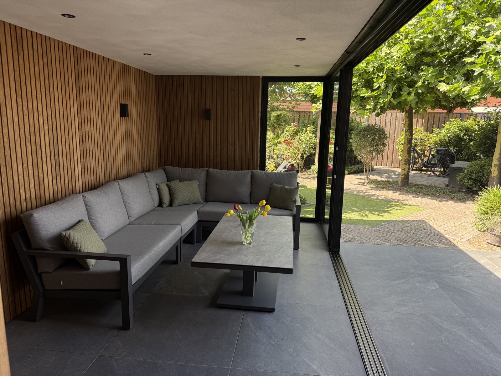 tuinkamer met glazen schuifdeuren