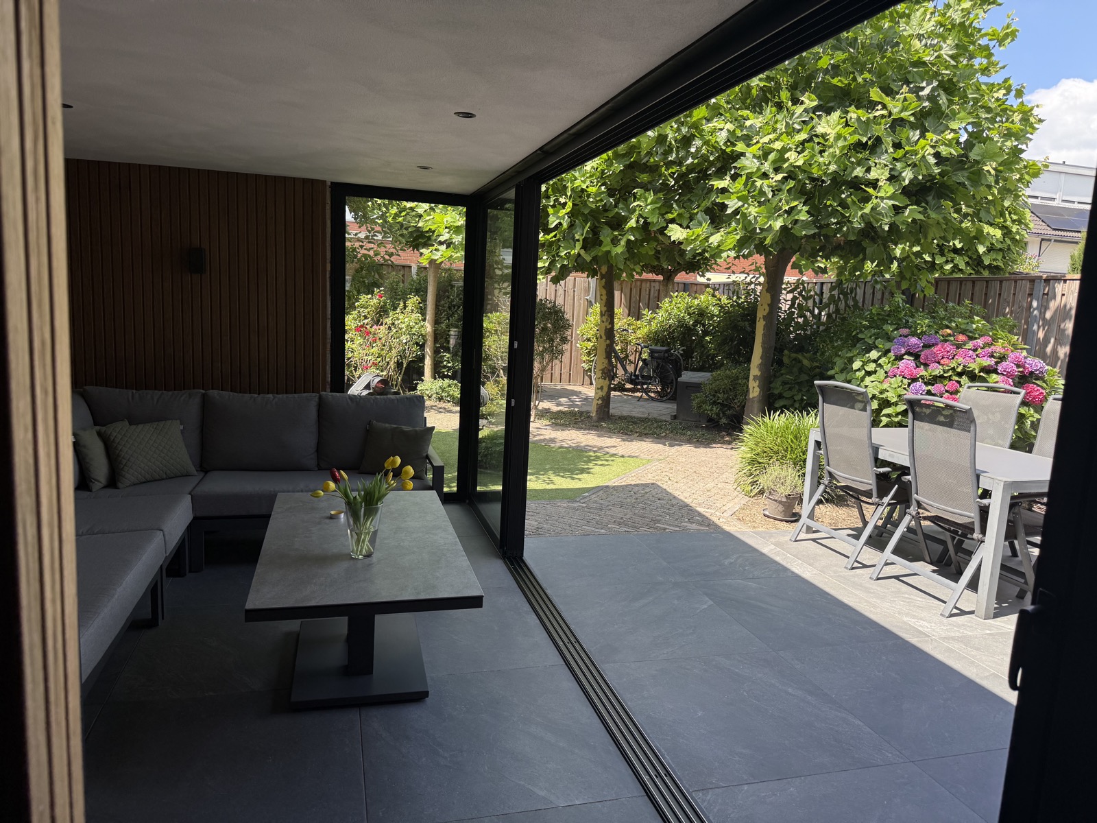tuinkamer met glazen deuren