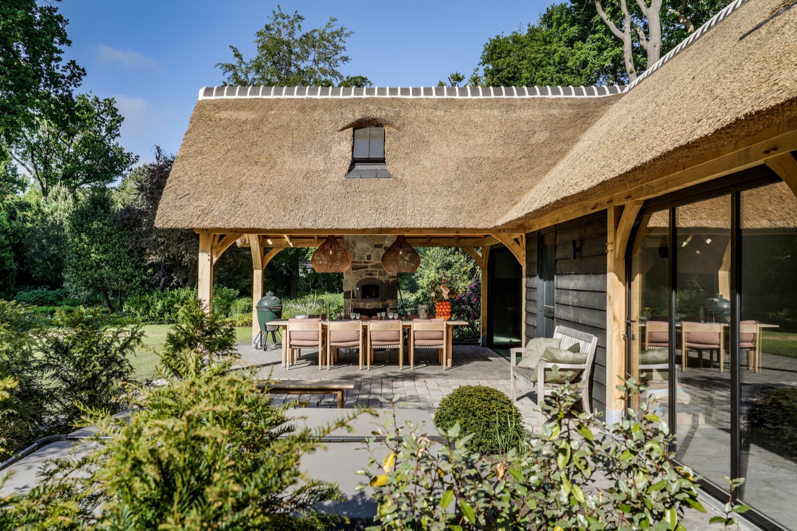 luxe bijgebouw met rieten kap
