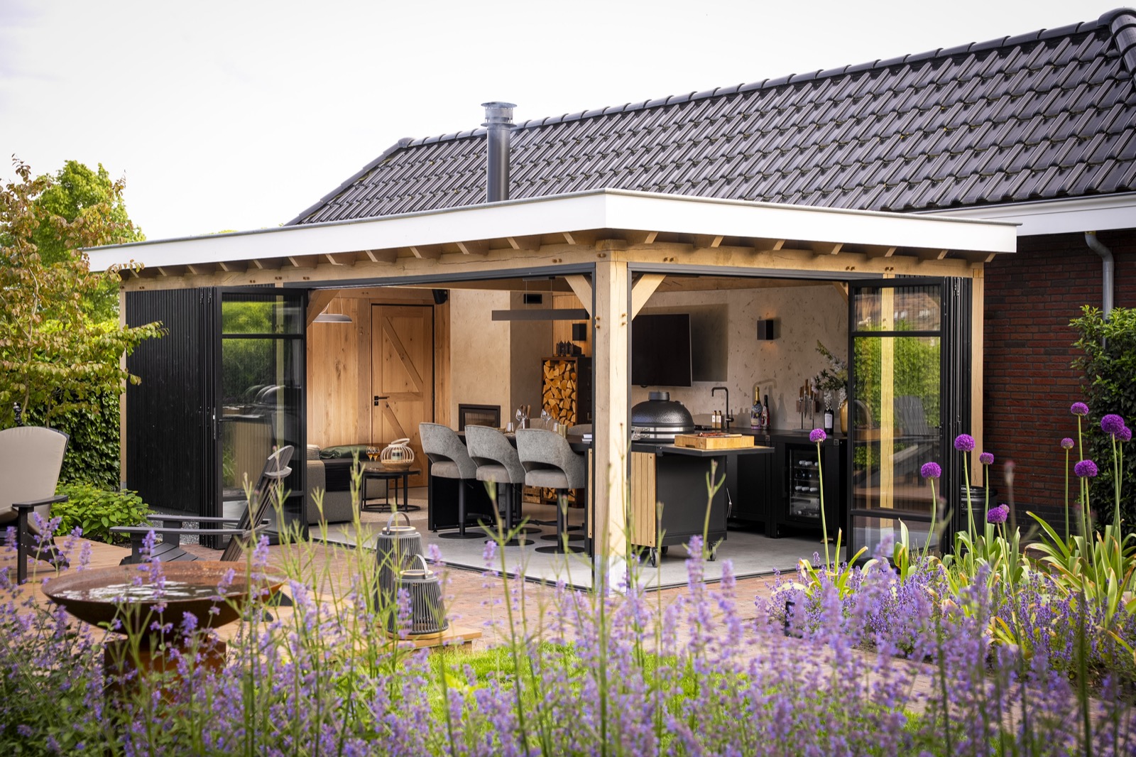 tuin met luxe overkapping