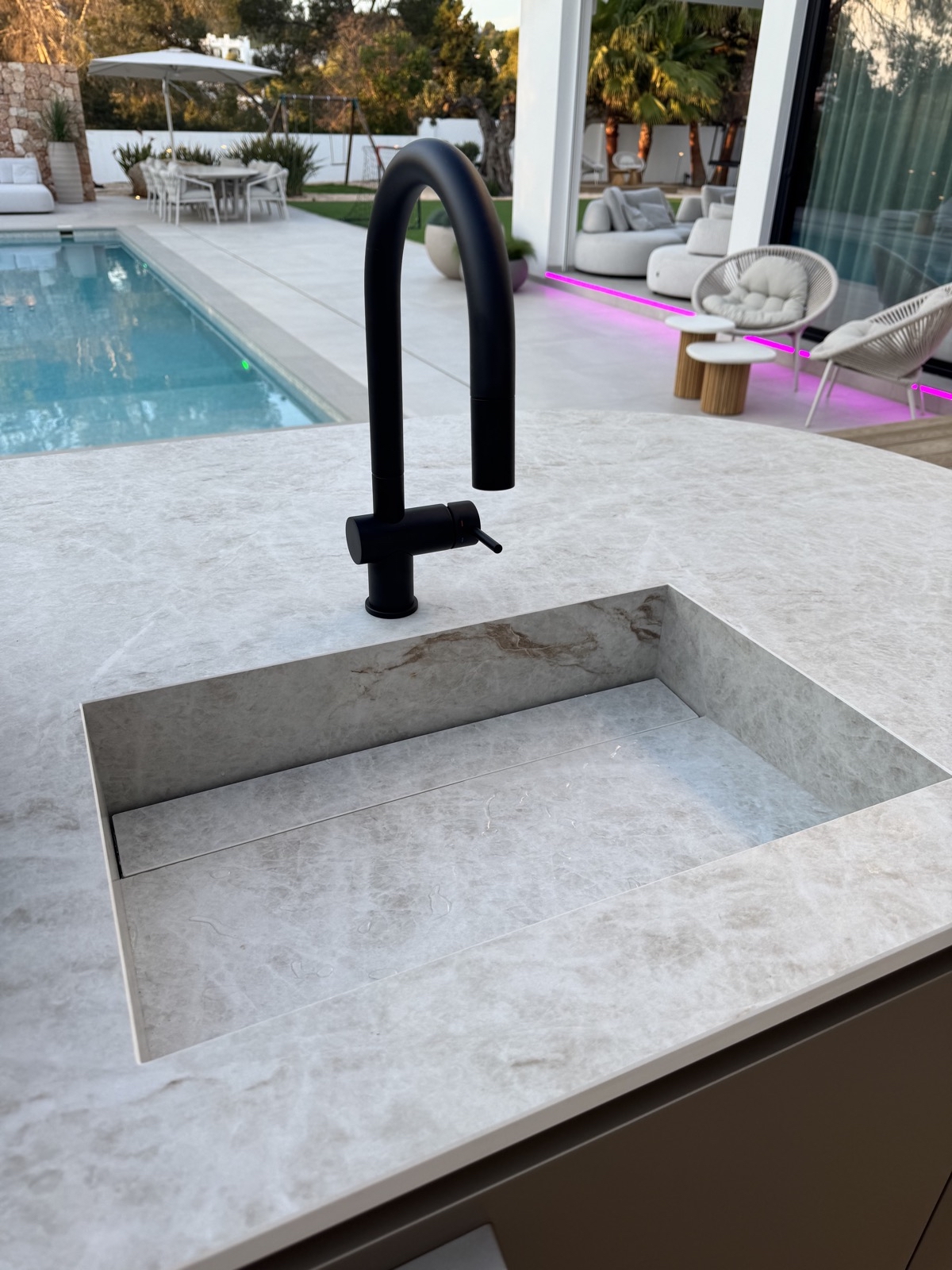 buitenkeuken met spoelbak