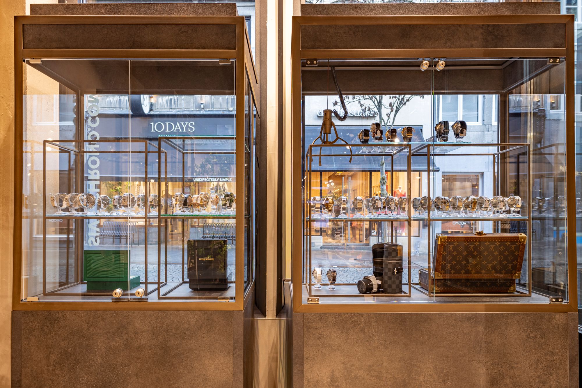 vitrine met metaalafwerking