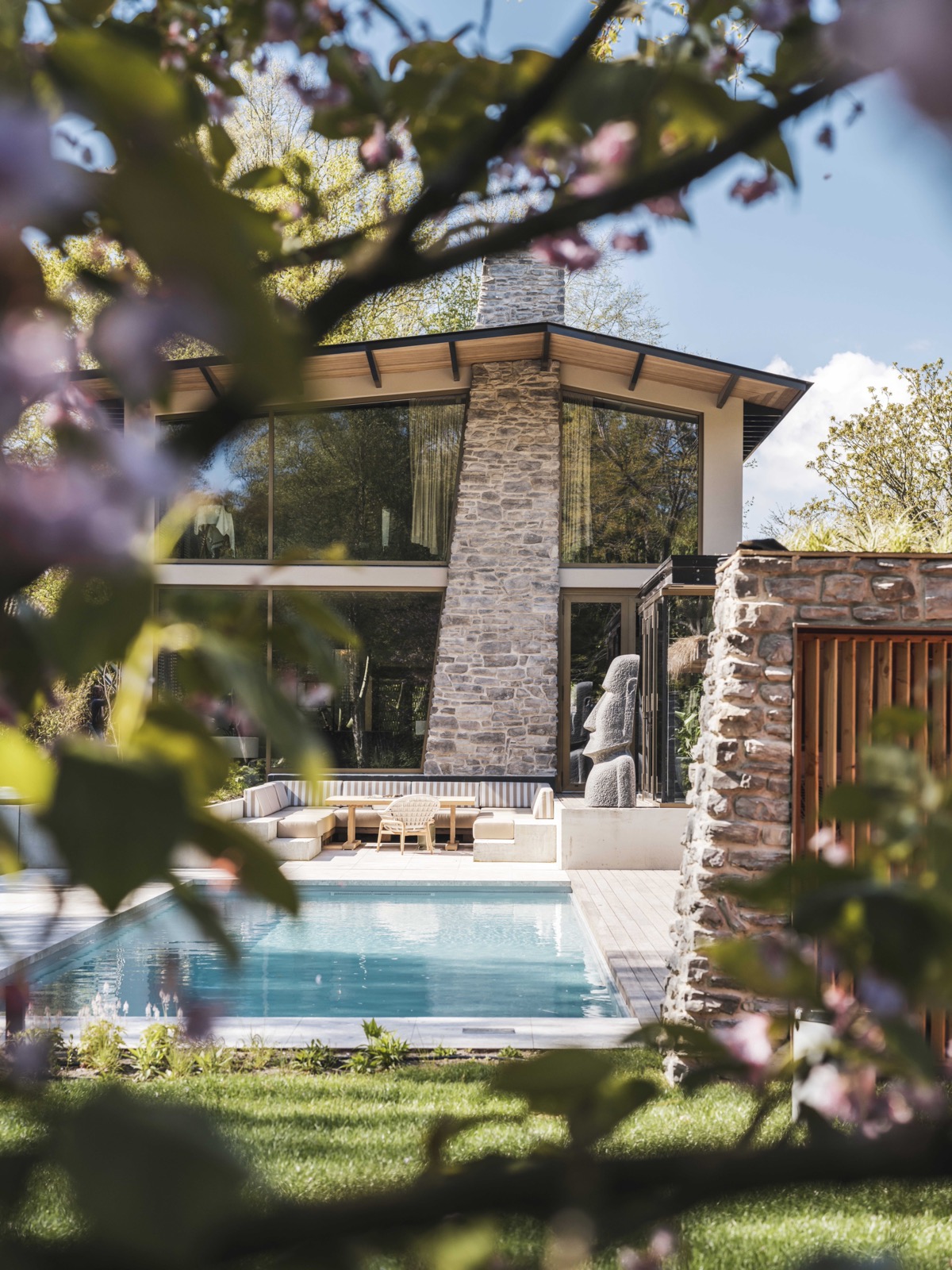 luxe tuin met zwembad