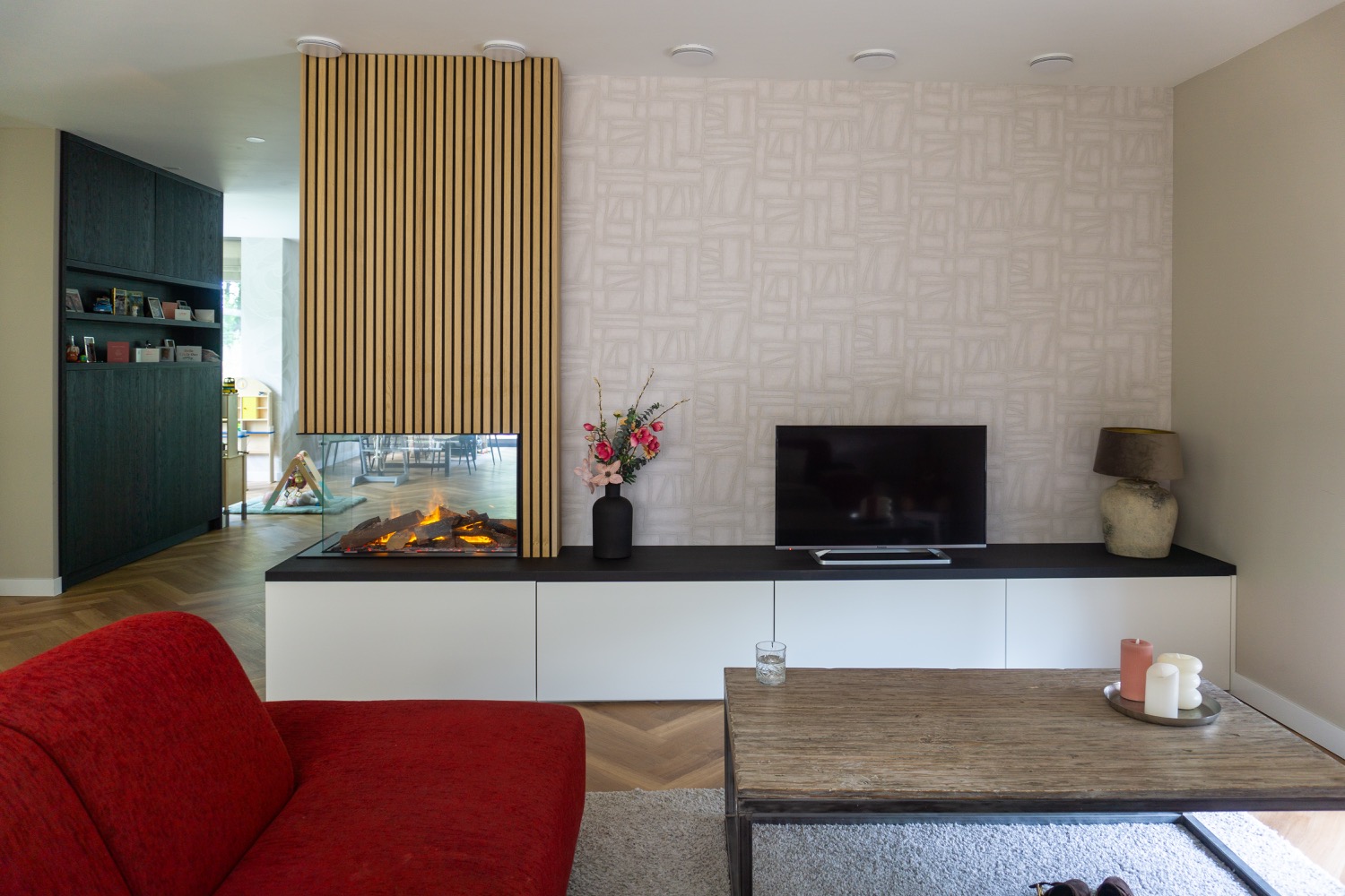 woonkamer met haard