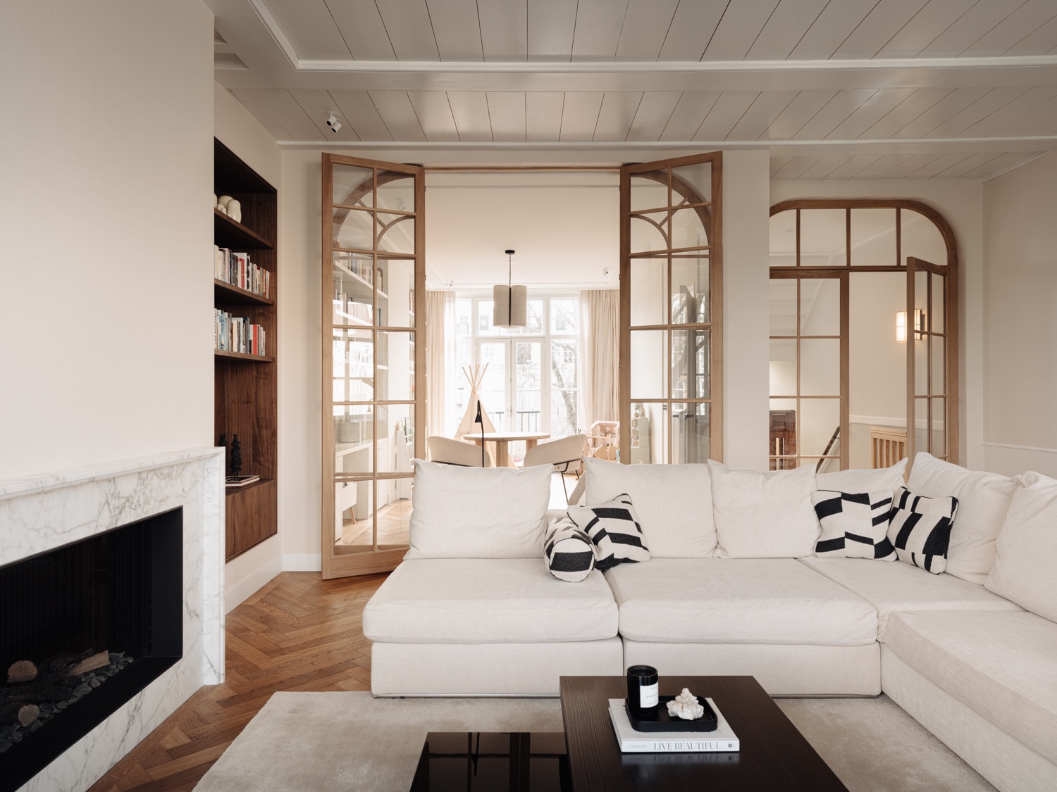 woonkamer met haard