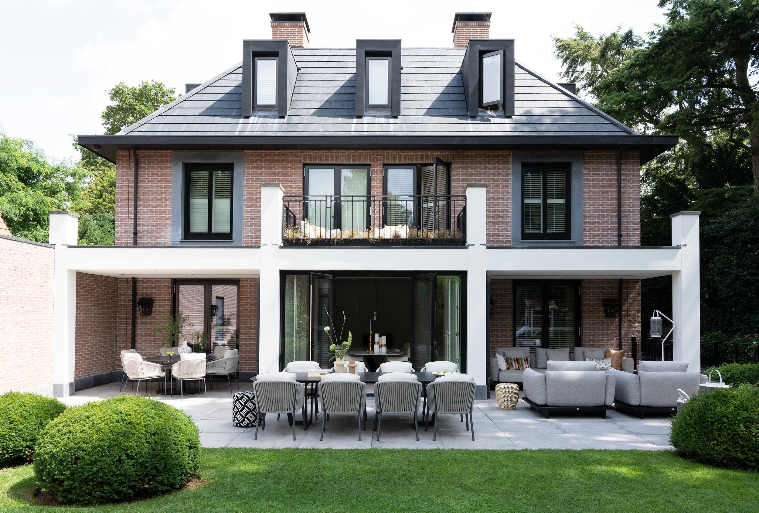 luxe tuinmeubels bij klassieke villa