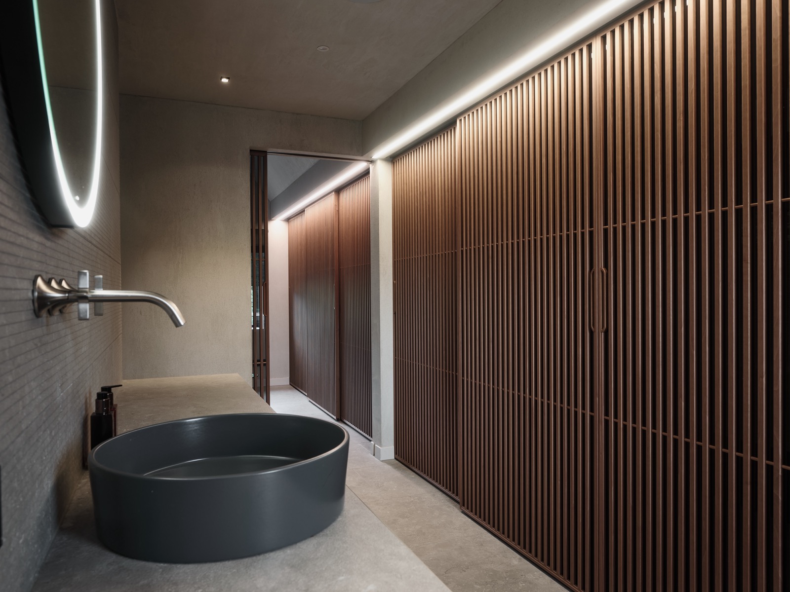 wastafel met design kraan