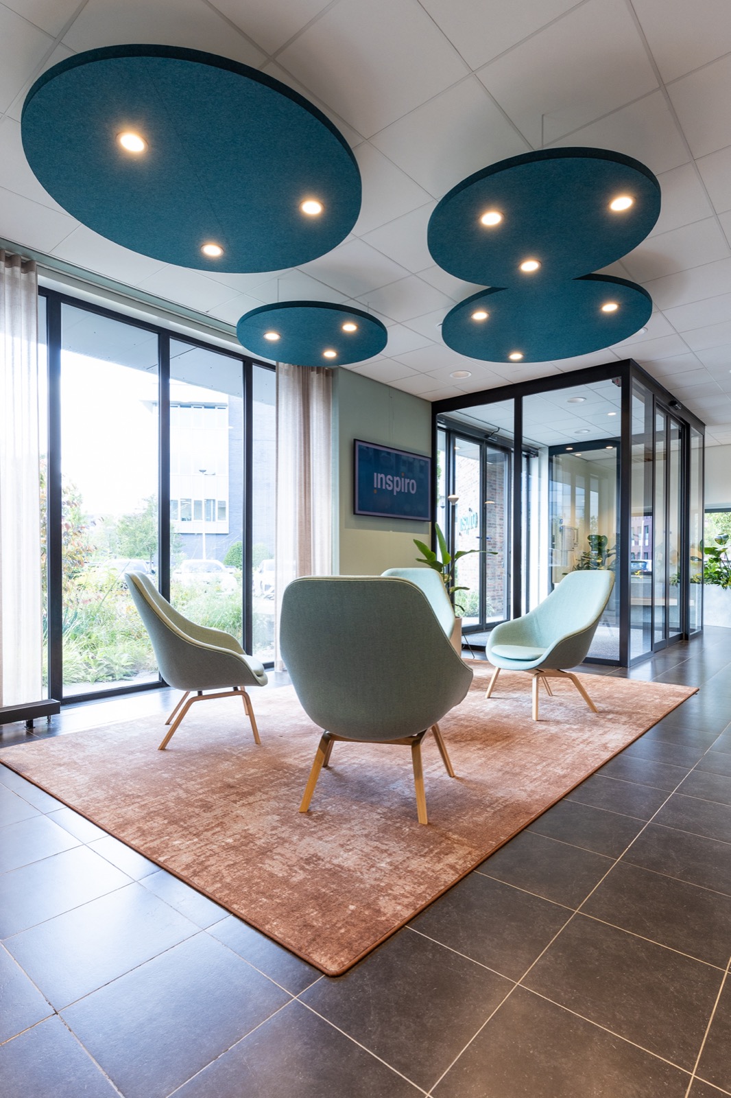 luxe meubels in wachtruimte