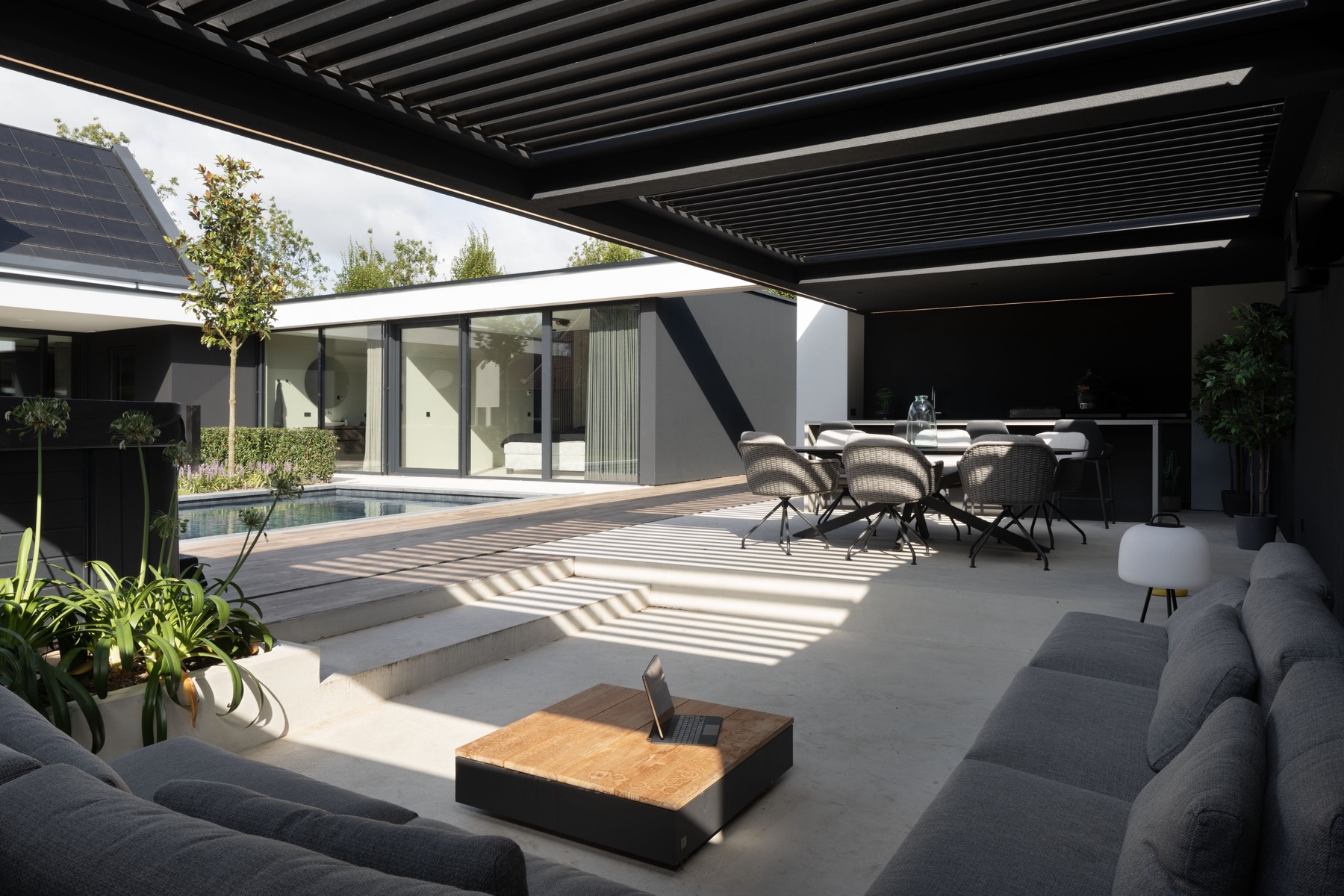 tuin met luxe overkapping
