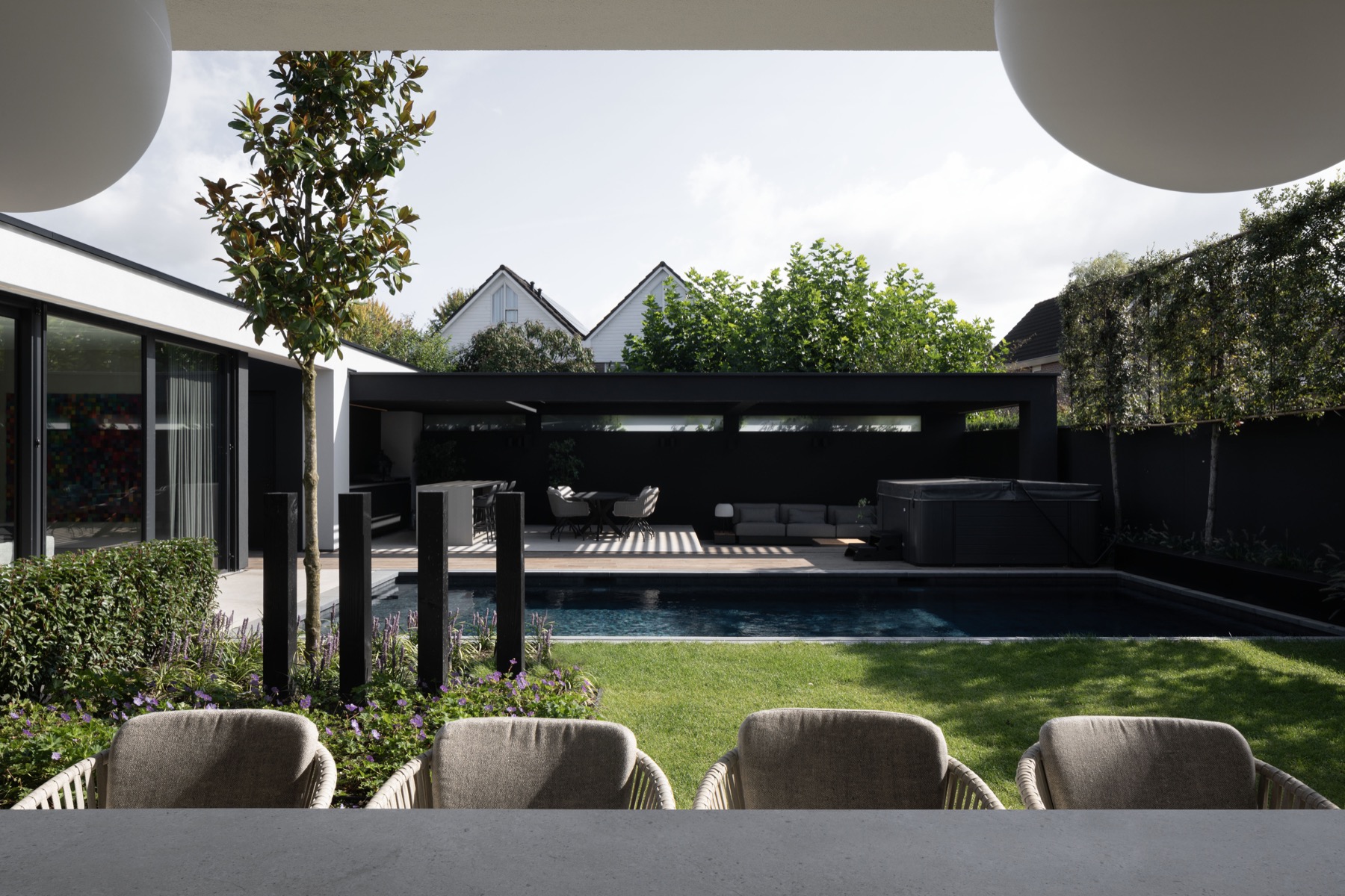 tuin met design overkapping