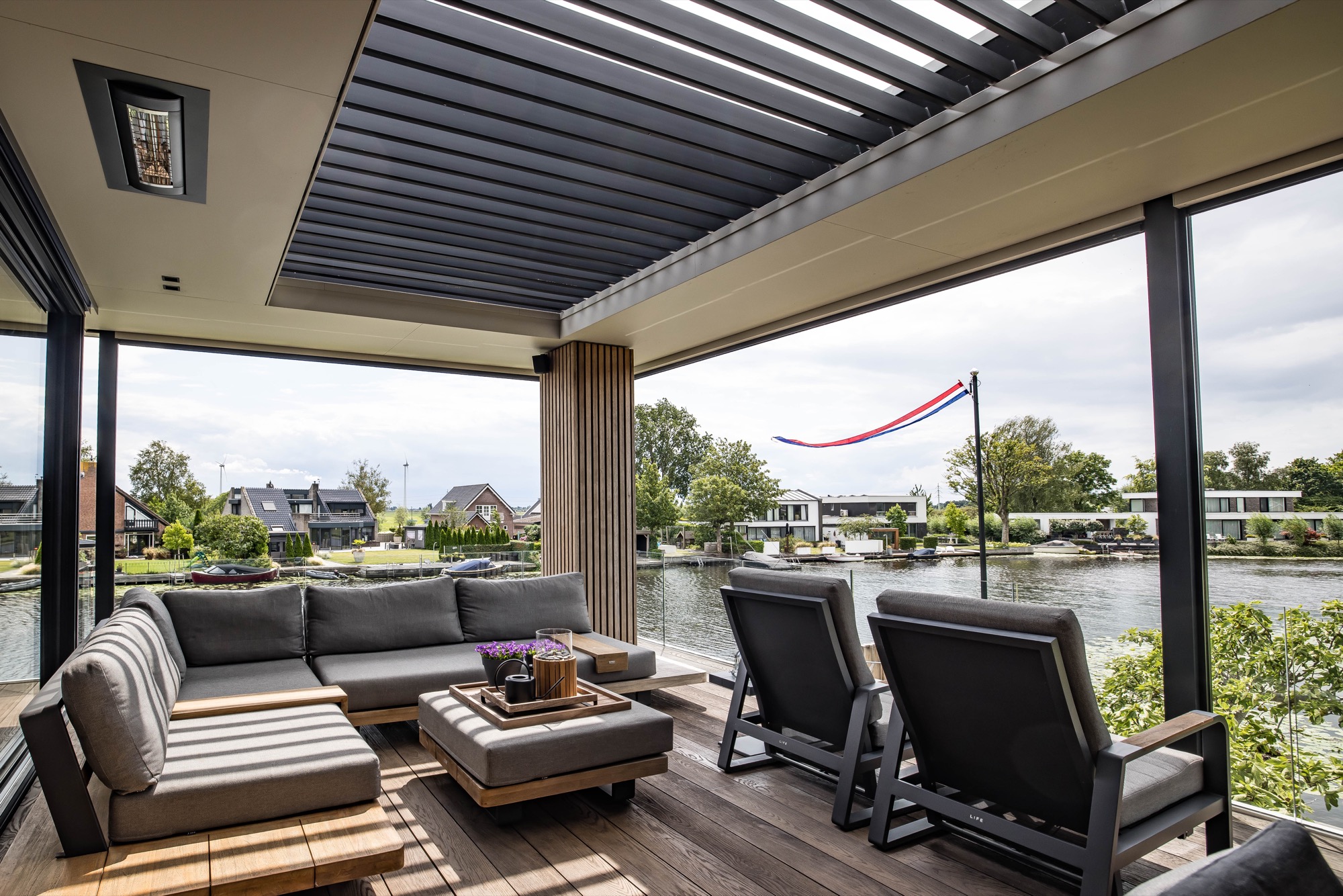 terras met louvredak